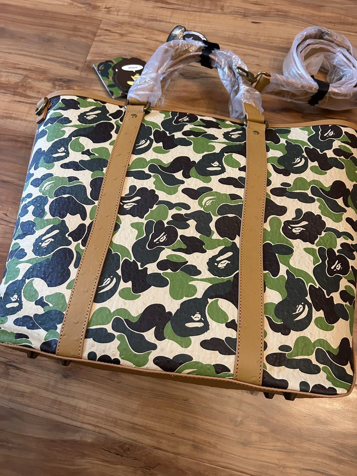 Bape NEW Bape Green ABC Camo PU Ostrich Leather Tote Bag Size ONE SIZE - 10 Thumbnail