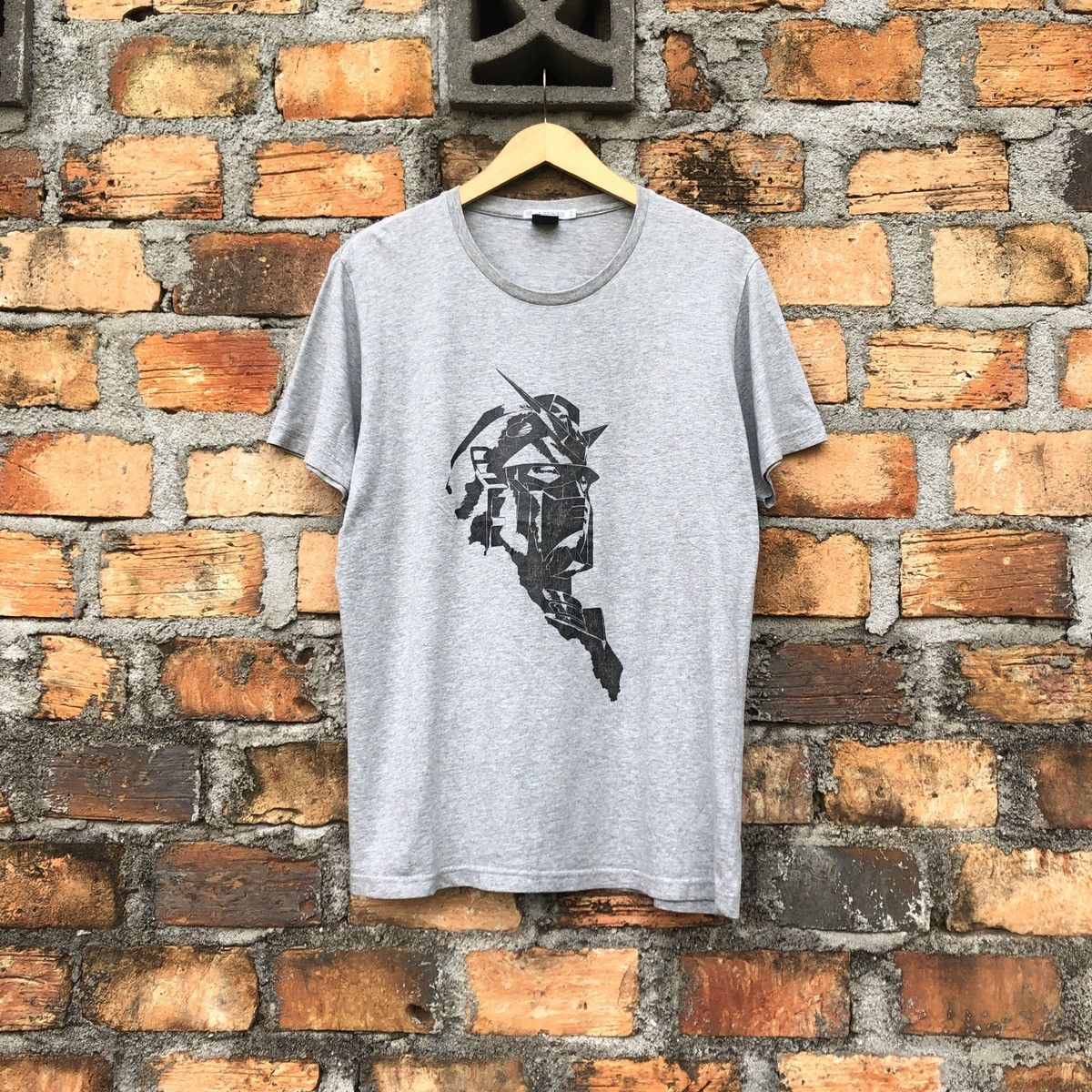 Uniqlo Uniqlo Tshirt Collab Gundam VD14 Size US XL / EU 56 / 4 - 1 Thumbnail