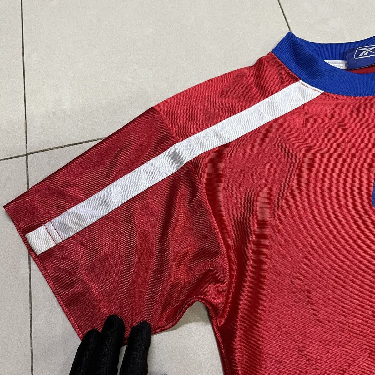 Umbro × Vintage Vintage Reebok Metallic Jersey T Shirt Size XS / US 0-2 / IT 36-38 - 4 Thumbnail