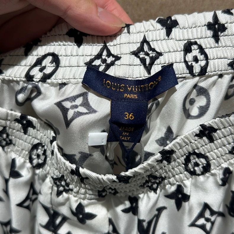 Louis Vuitton Louis Vuitton Black and white mulberry silk presbyopic pri Size US 36 / EU 52 - 3 Thumbnail