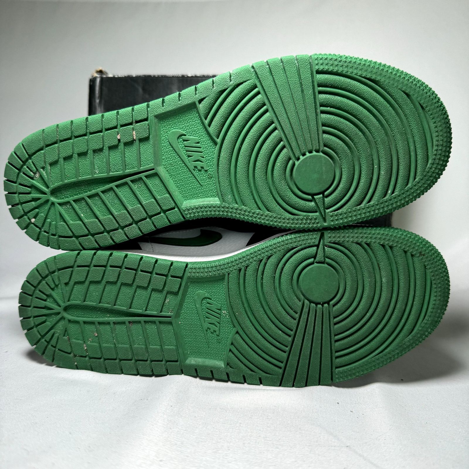 Jordan Brand × Nike Size 5 - Air Jordan 1 Mid GS Black Pine Green 2020 Shoes Size US 5 / EU 37 - 6 Thumbnail
