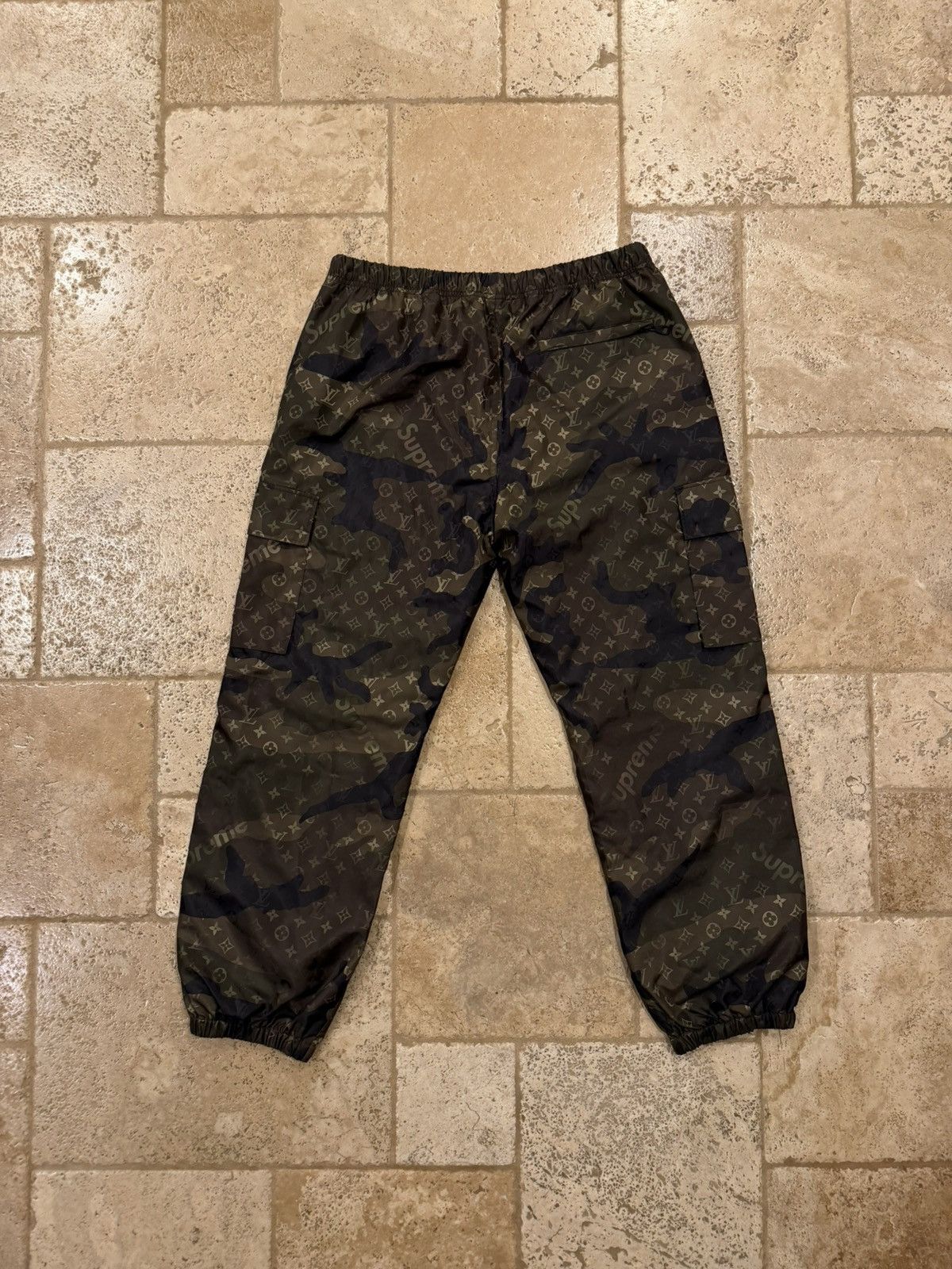 Louis Vuitton × Supreme Louis Vuitton x Supreme Monogram Camo Nylon Jogger Pants Size US 36 / EU 52 - 7 Thumbnail