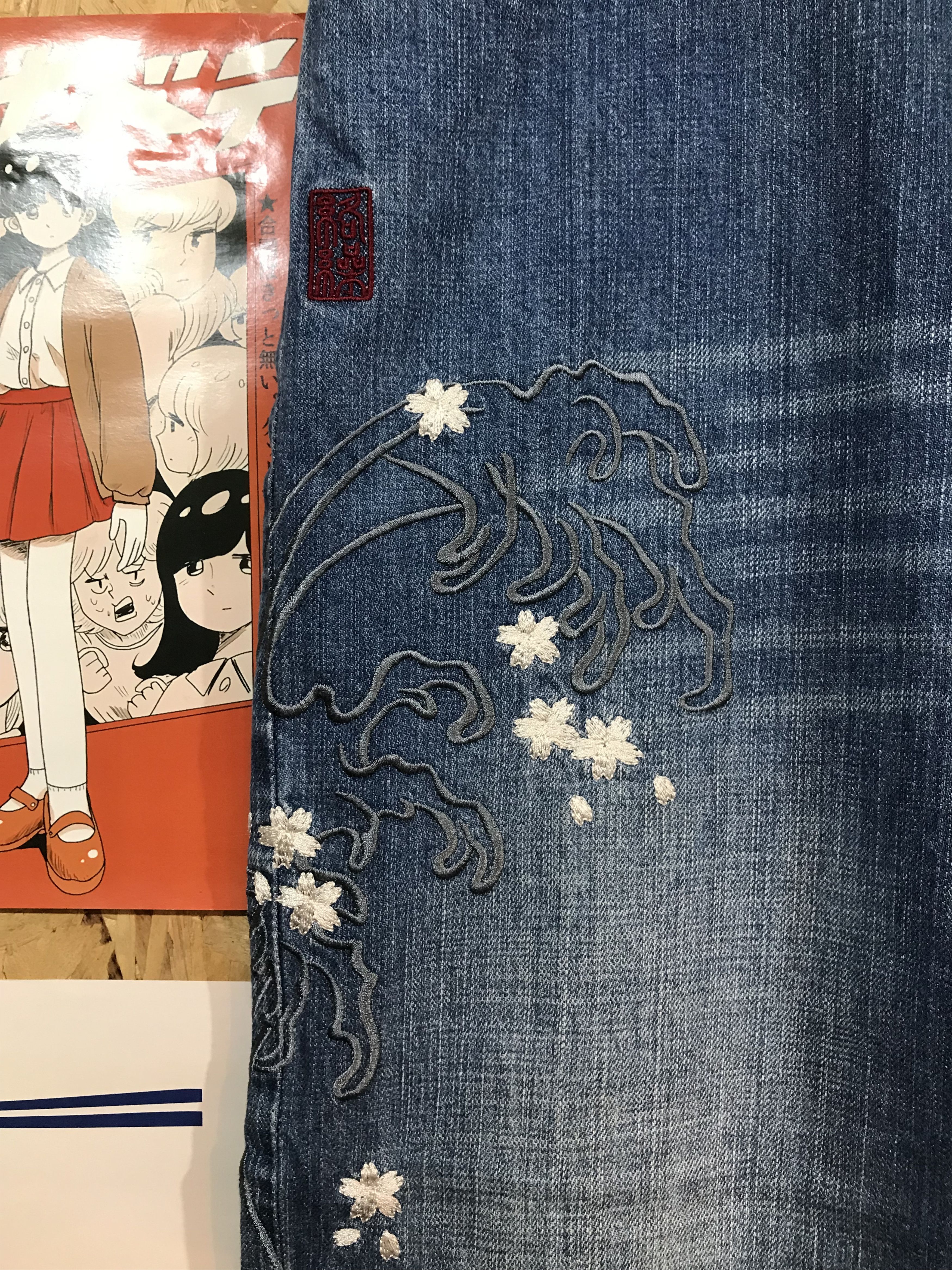Karakuri Tamashii Karakuri Tamashii Embroidered Koi Wave Denim (Light Wash) Size US 33 - 3 Thumbnail