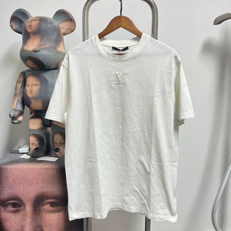 Louis Vuitton Louis Vuitton White embossed short sleeves 2504-Nextarrow Size US L / EU 52-54 / 3 - 1 Thumbnail