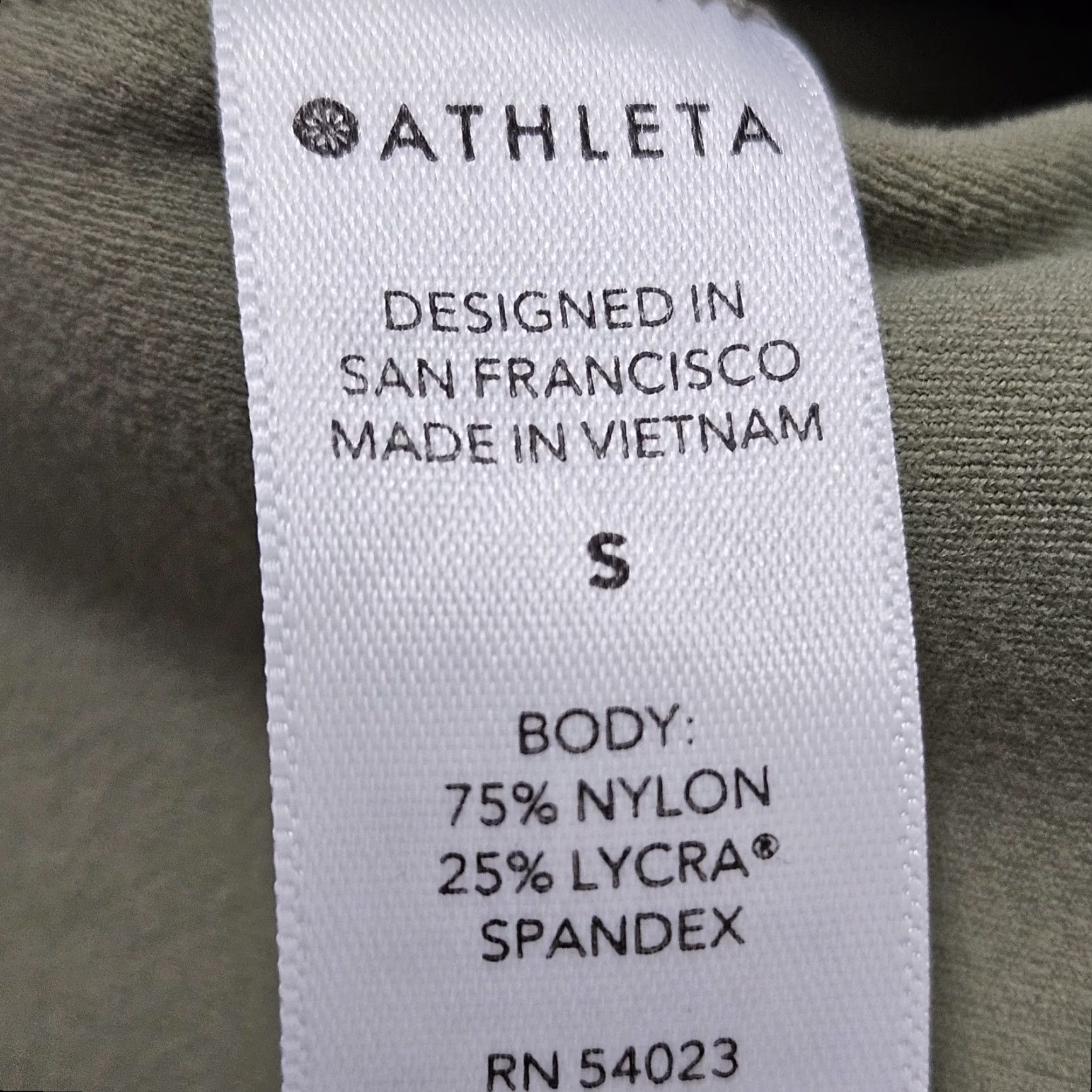 Athleta **Green Athleta Salutation Stash Pocket II Capri Workout Pants Small** User: Green Athleta Salutation Stash Pocket II Capri Workout Pants Small Size 28" / US 6 / IT 42 - 4 Thumbnail