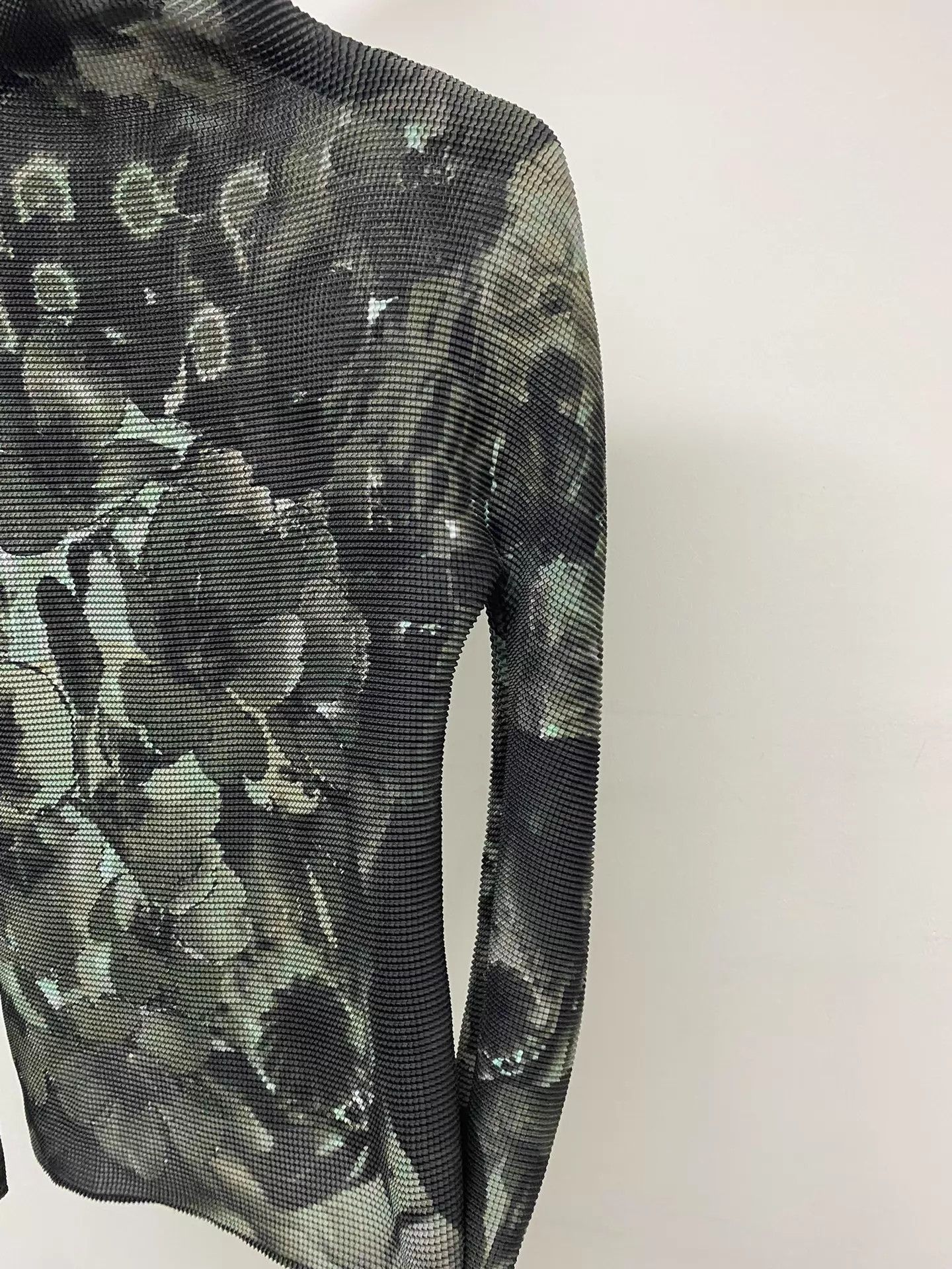 Issey Miyake ISSEY MIYAKE ME Retro Ink Floral Pleated Turtleneck Size ONE SIZE - 7 Thumbnail