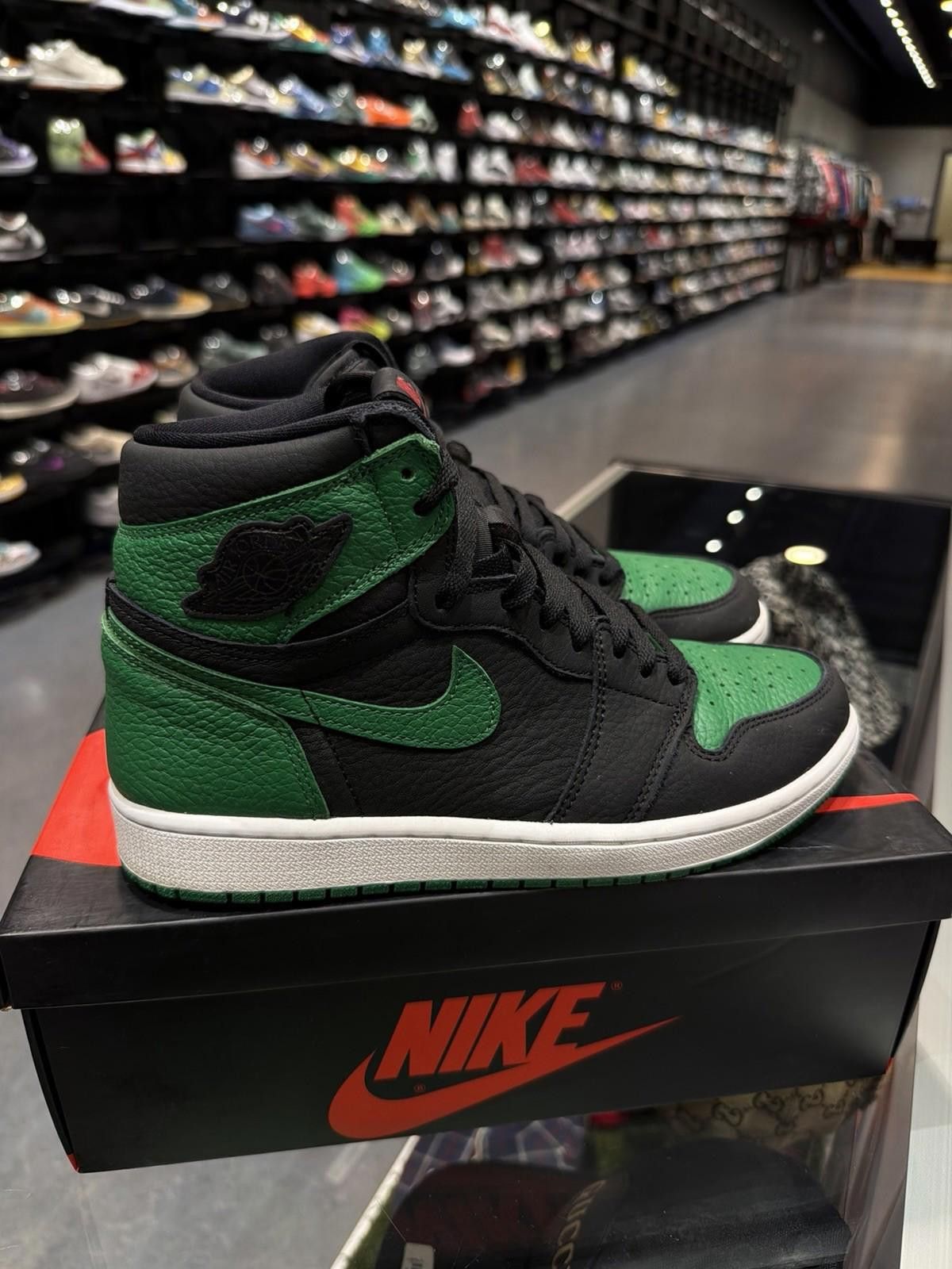 Jordan Brand Size 8.5 - Jordan 1 Retro OG High Pine Green 2.0 555088 030 Size US 8.5 / EU 41-42 - 2 Thumbnail