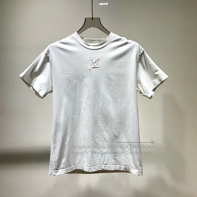 Louis Vuitton Louis Vuitton Solid Embossed Logo Short Sleeve T-shirt Size US XS / EU 42 / 0 - 1 Thumbnail