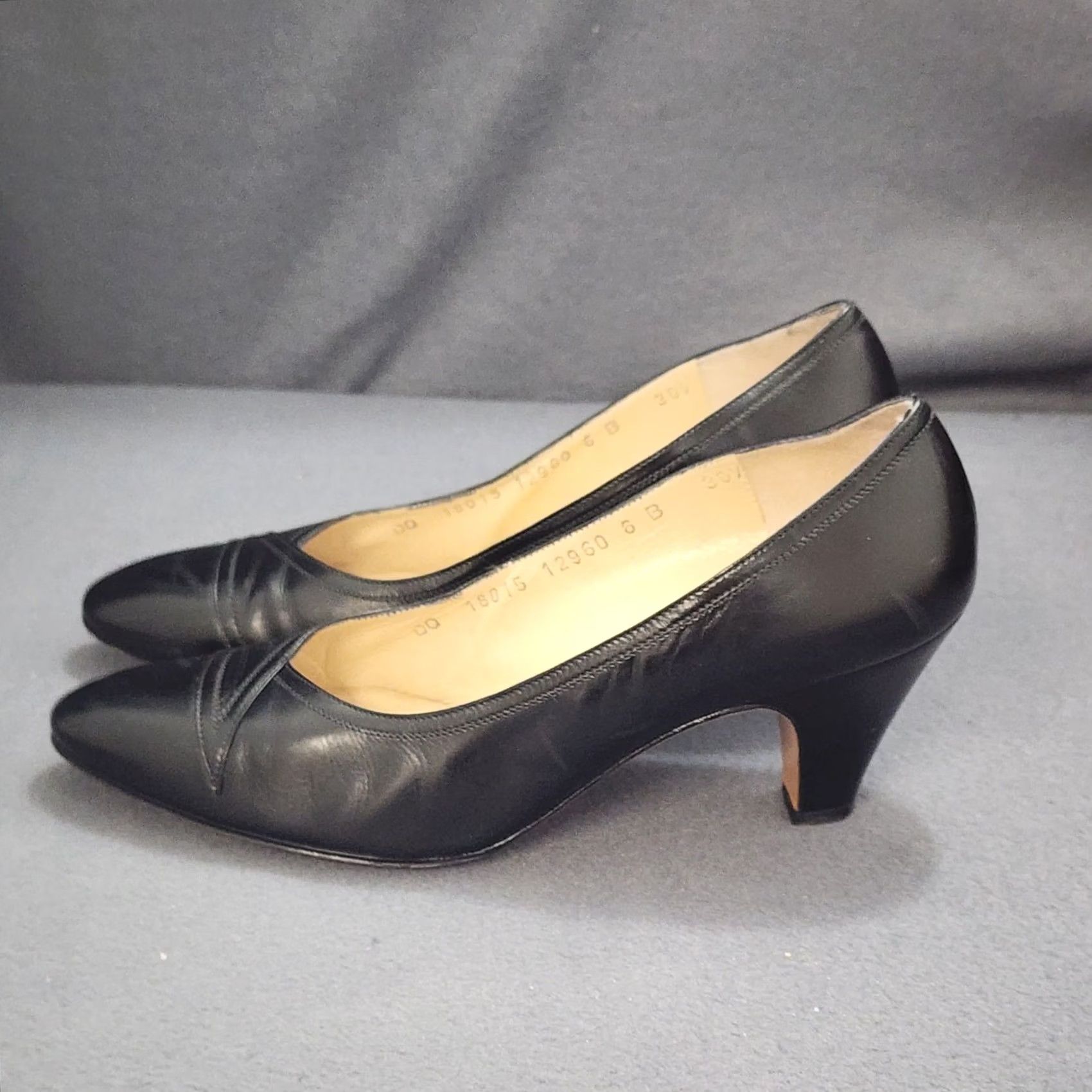 Salvatore Ferragamo VINTAGE Salvatore Ferragamo Pumps Womens 6B Black Leather Italy 2" Heel Pump Womens Mens? Size US 6 / IT 36 - 2 Thumbnail