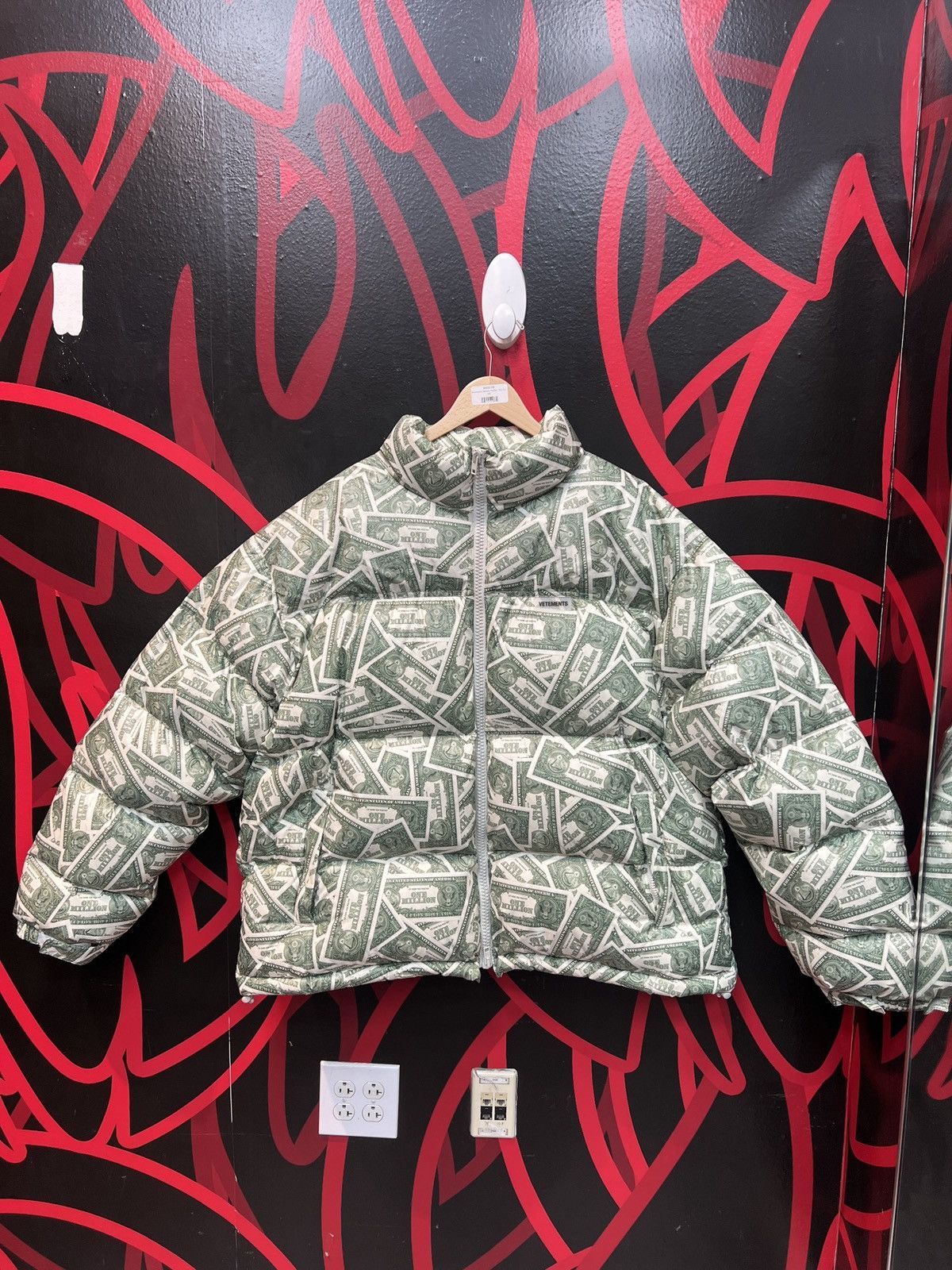 Vetements Vetements Mens Million Dollar Puffer Jacket Size US L / EU 52-54 / 3 - 1 Thumbnail