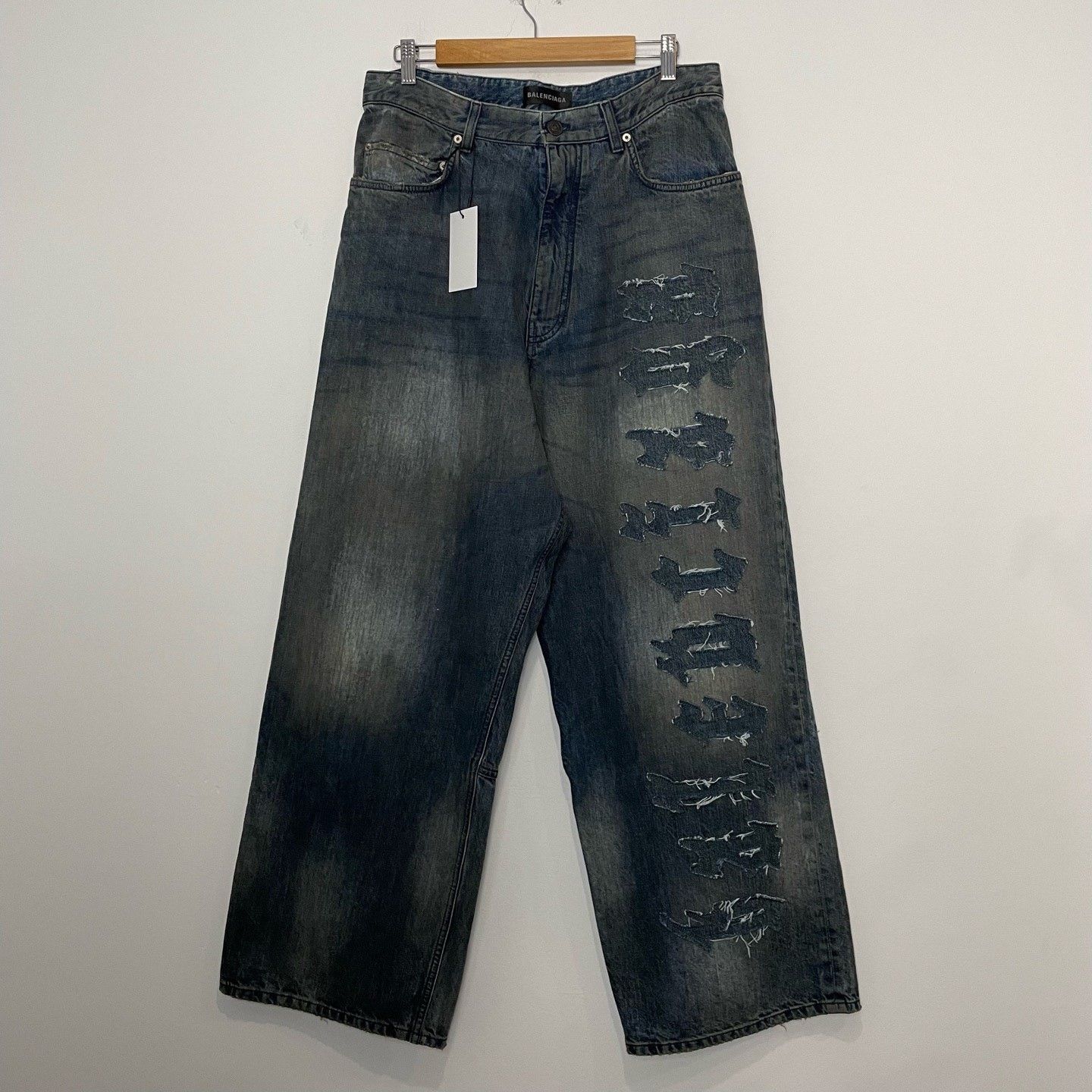 Balenciaga Balenciaga 26 Distressed Embroidery Denim Pants Size US 26 / EU 42 - 1 Thumbnail