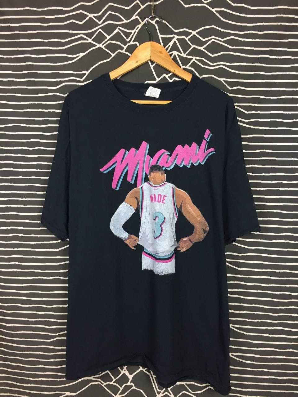 NBA × Sports Specialties × Vintage Dwayne Wade Miami Heat NBA American Sports Tee Size US XXL / EU 58 / 5 - 2 Thumbnail