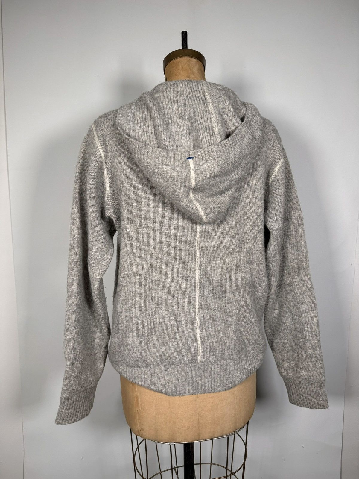 Peak Performance Vintage Peak Performance Buck Hood Lambswool Hooded Sweater Size US L / EU 52-54 / 3 - 4 Thumbnail
