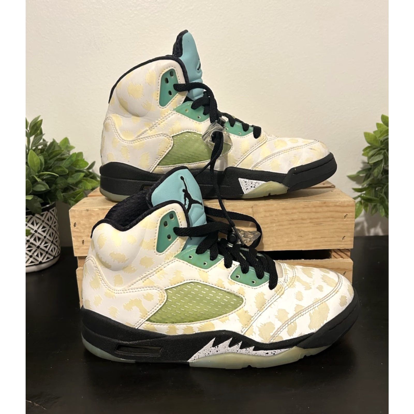 Nike VINTAGE Nike Air Jordan 5 Retro Sneaker Mens White Green 6.5 High Top Leather Athletic Casual Workwear 2019 CN2932-100 Shoes Size US 6 / EU 39 - 2 Thumbnail