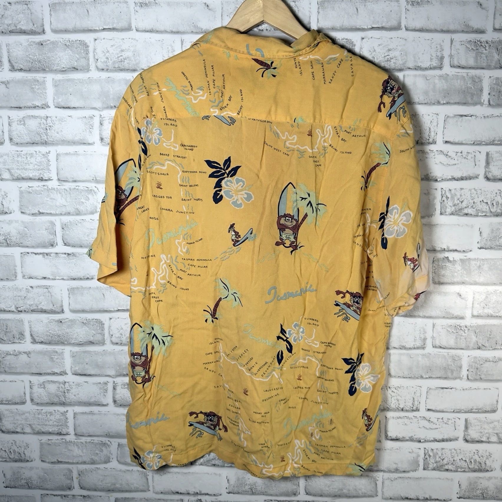 Vintage VINTAGE Warner Bros Tazmanian Devil RAYON Hawaiian Shirt Mens M Yellow Short Sleeve Button-Up Size US M / EU 48-50 / 2 - 5 Thumbnail
