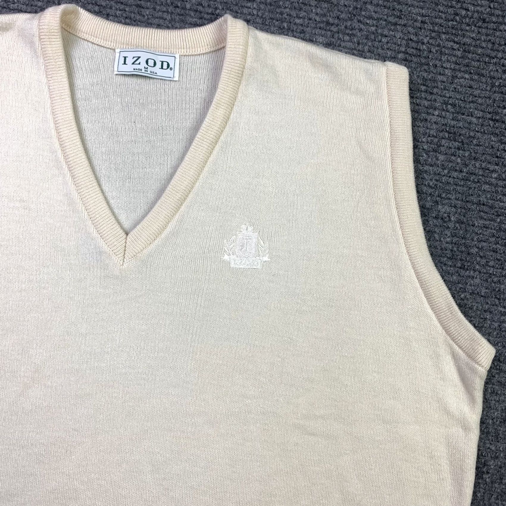 Izod VINTAGE Izod Adult Medium V-Neck Golf Sweater Vest Embroidered Logo USA Made 90s Mens Size US M / EU 48-50 / 2 - 7 Thumbnail