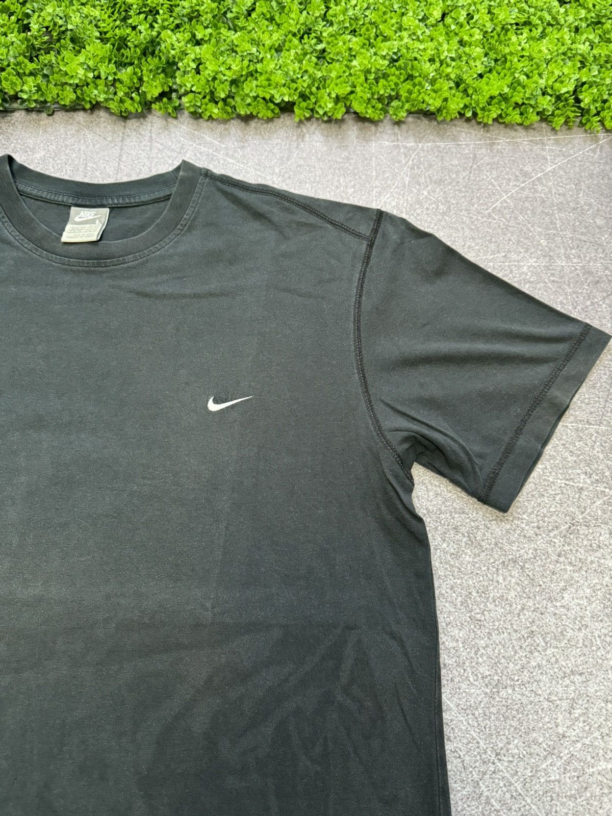 Nike × Vintage Vintage 2000s Nike Swoosh Faded T Shirt Y2K Tee Size US L / EU 52-54 / 3 - 7 Thumbnail