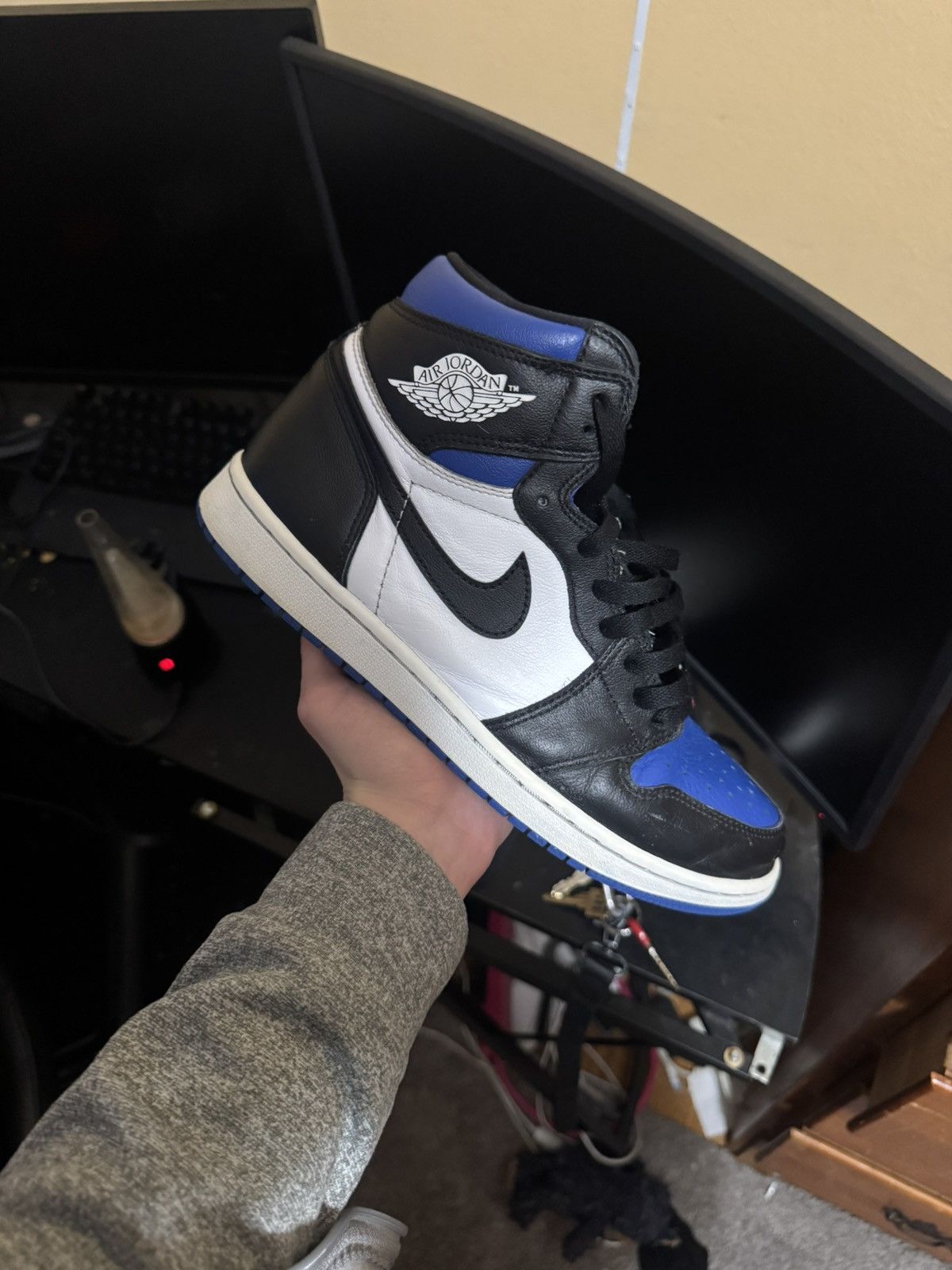 Jordan Brand × Nike Jordan 1 High OG “Royal Toe” Size US 9 / EU 42 - 2 Thumbnail