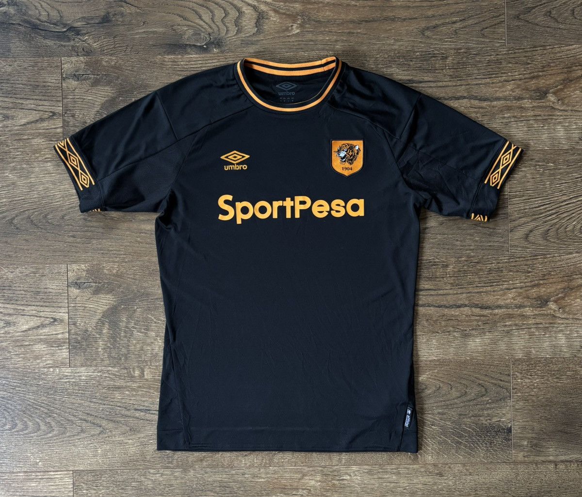 Umbro Hull City 2018-19 Umbro away football jersey size M Size US M / EU 48-50 / 2 - 1 Thumbnail