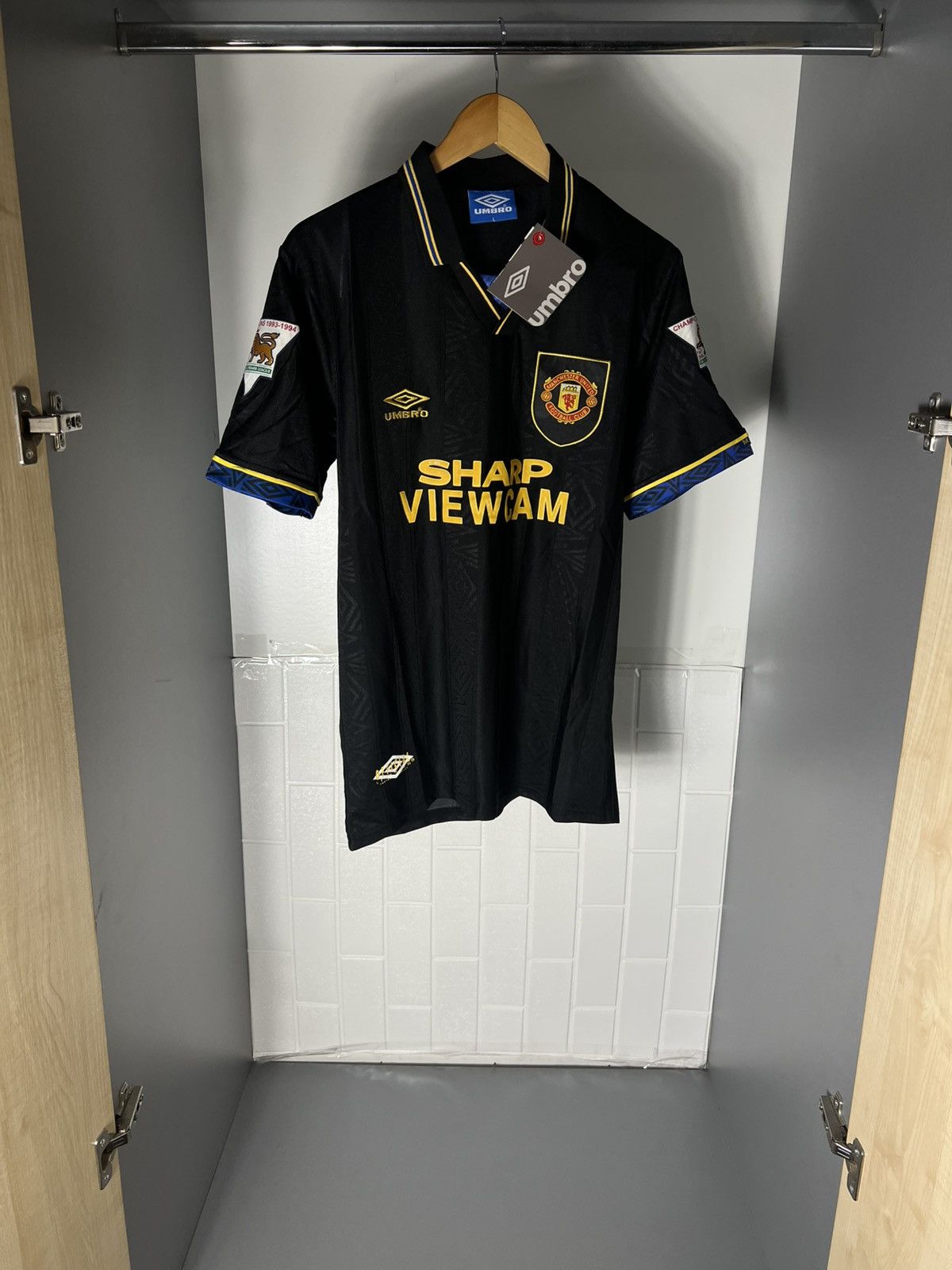 Umbro VINTAGE UMBRO FC MANCHESTER UNITED ENGLAND SOCCER JERSEY 90s Size US L / EU 52-54 / 3 - 5 Thumbnail