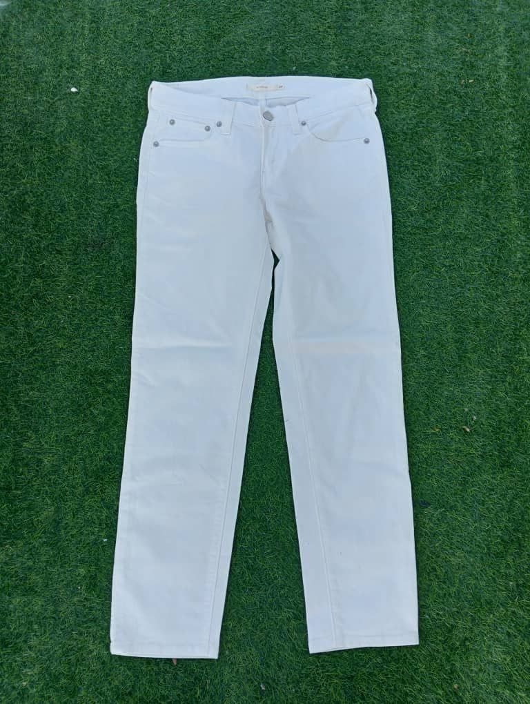 image of Levis Levi’S Boyfriend Jeans in White, Women's (Size 24)