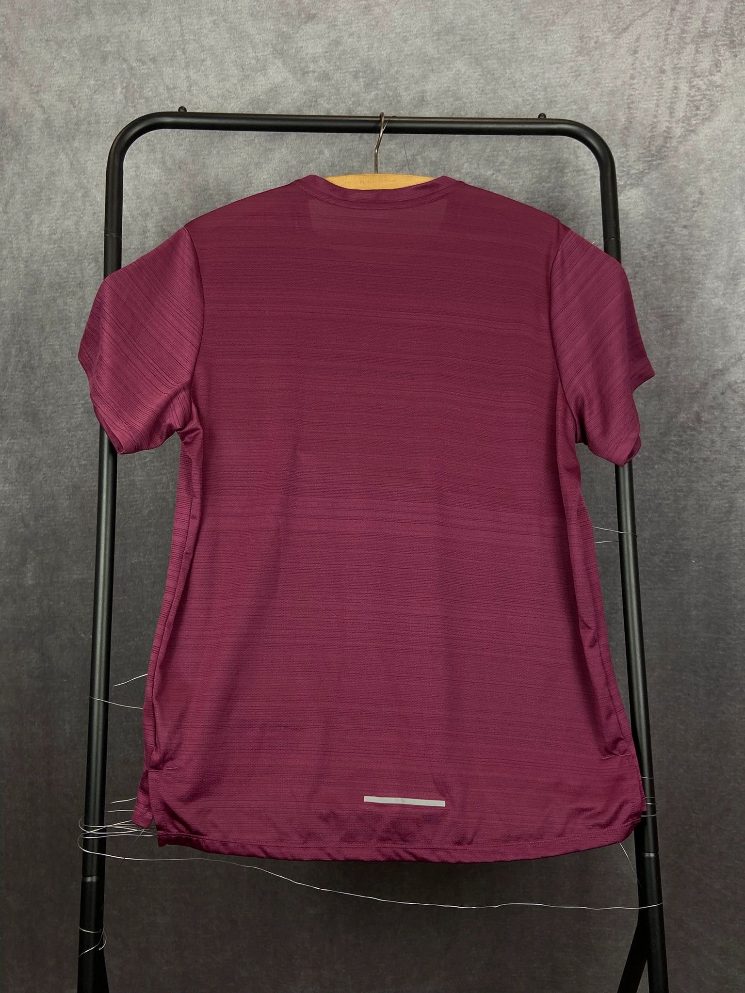 Nike Nike Running Dri-Fit T-Shirt Burgundy Mini Logo Print Size US L / EU 52-54 / 3 - 4 Thumbnail