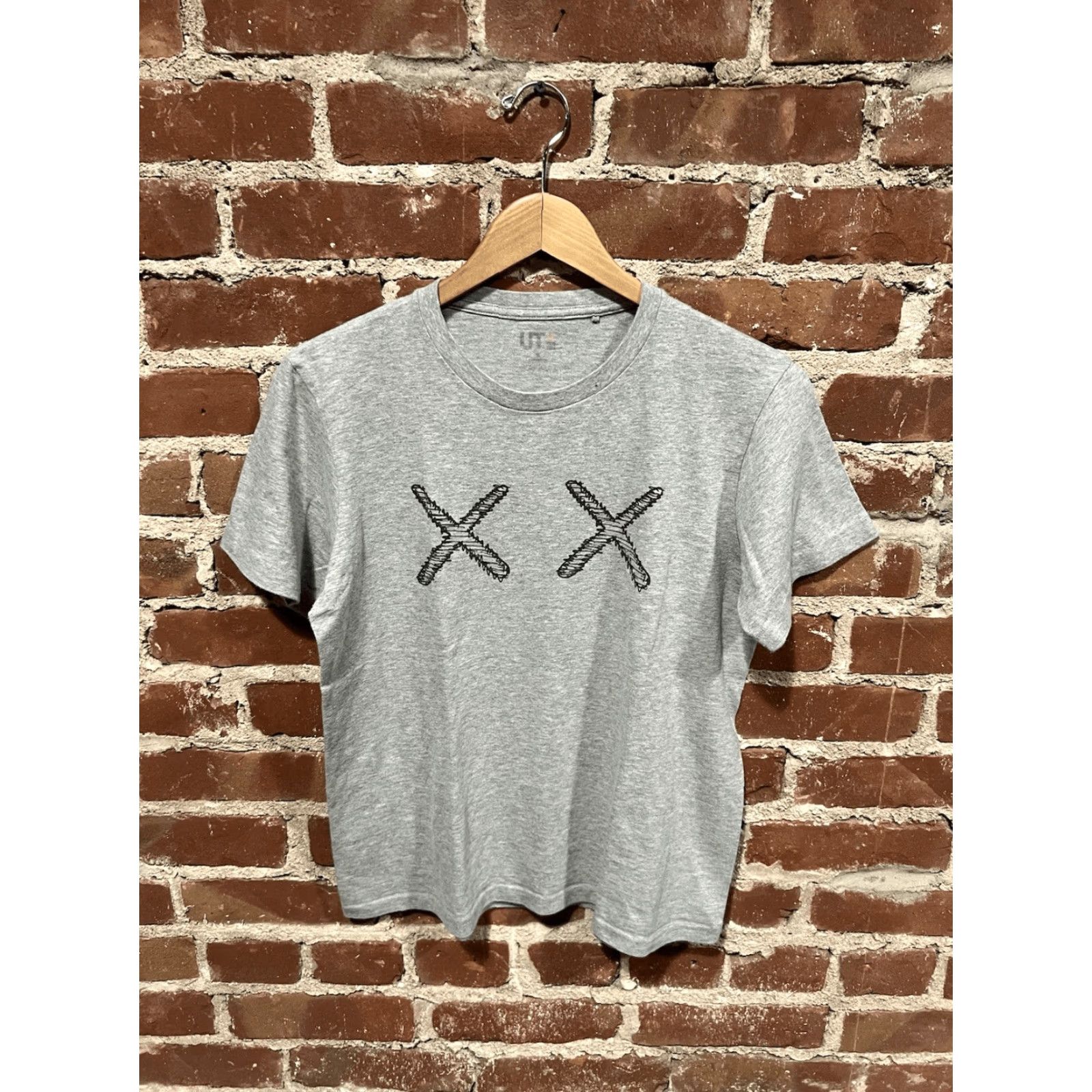 Kaws Kaws x Uniqlo Womens Gray Short Sleeve Graphic T-shirt Size Medium Size M / US 6-8 / IT 42-44 - 2 Thumbnail