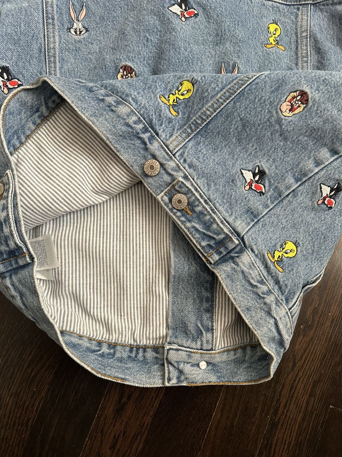 Tommy Hilfiger × Warner Bros Rare Tommy Hilfiger X Looney Tunes Crop Jean Jacket Patches Size XS / US 0-2 / IT 36-38 - 7 Thumbnail