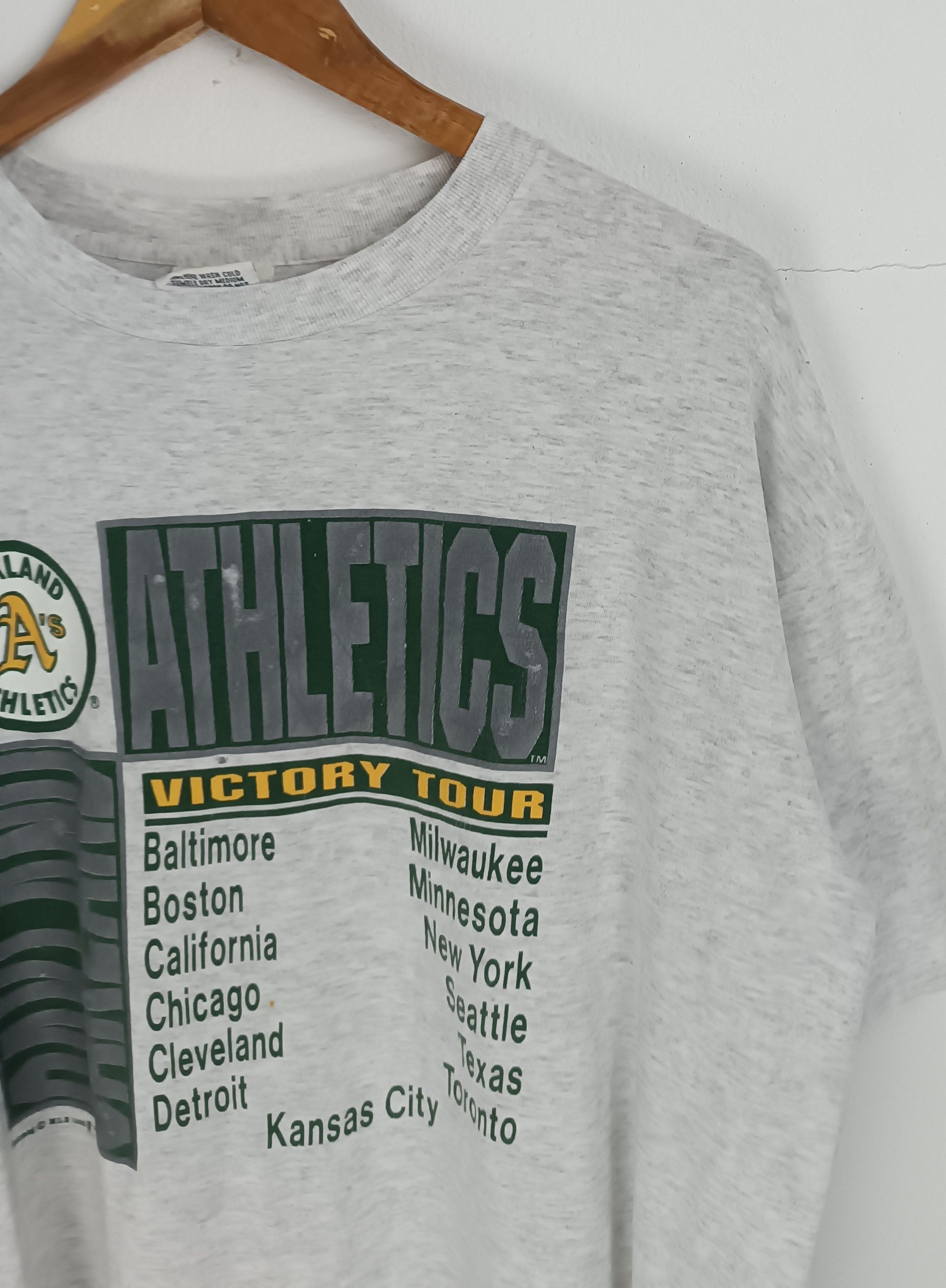 MLB VINTAGE '89 OAKLAND ATHLETICS MLB VICTORY TOUR VERY RARE Size US XL / EU 56 / 4 - 7 Thumbnail