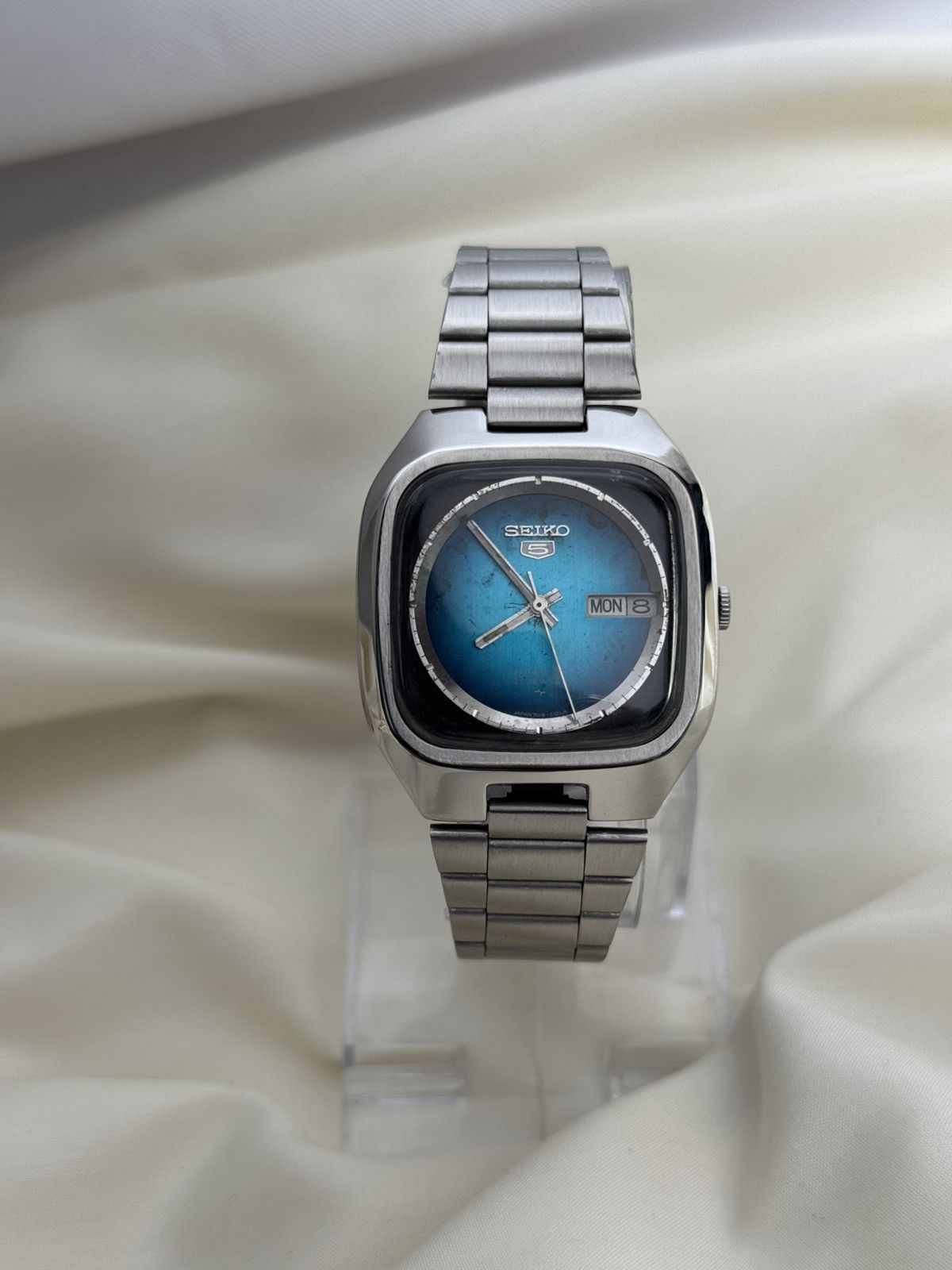 Seiko Seiko 5 Japan Vintage TV Case Blue Fade Dial 21J Automatic Size 36 - 8 Thumbnail