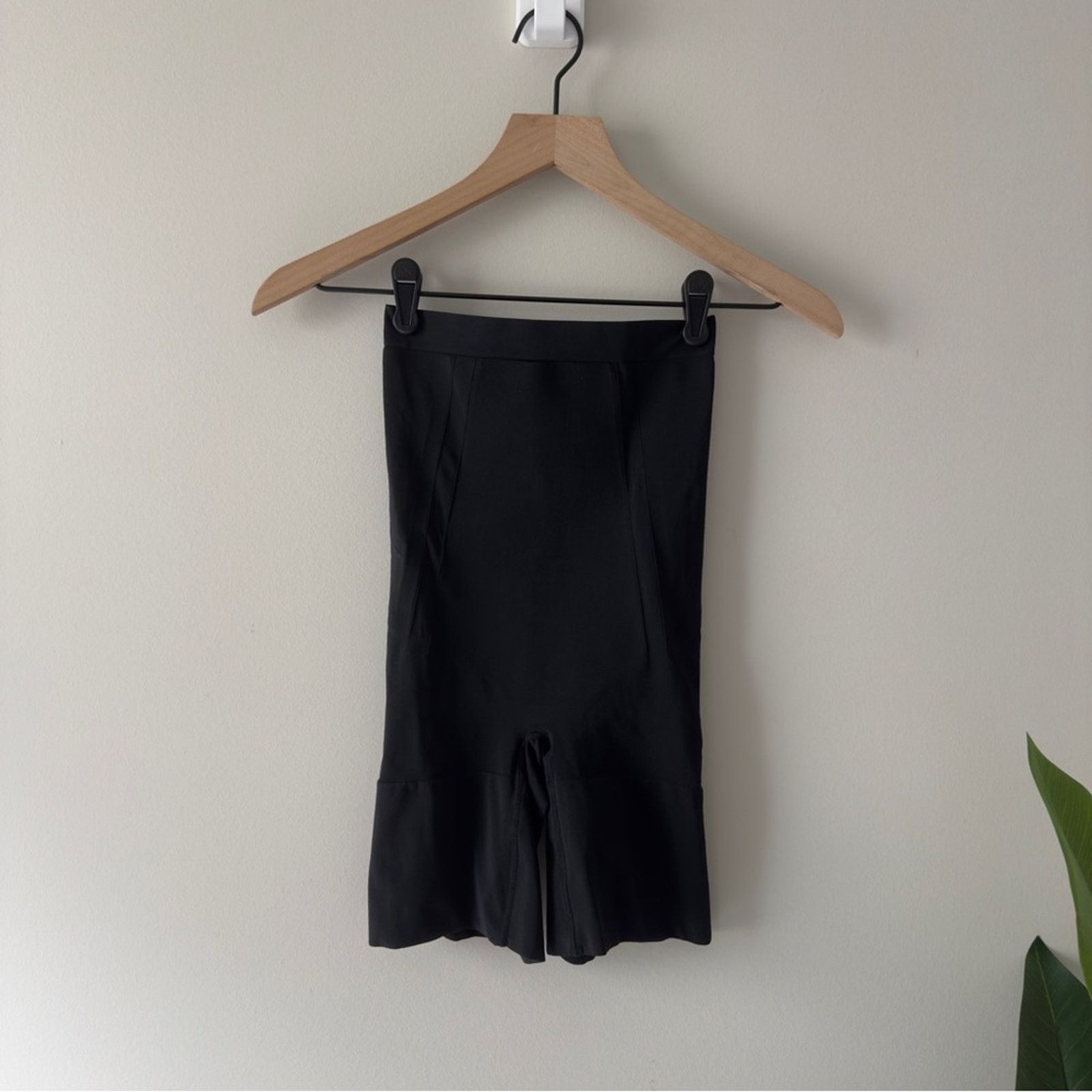 Spanx SPANX OnCore High-Waisted Mid-Thigh Short in very black EUC Size 29" - 3 Thumbnail