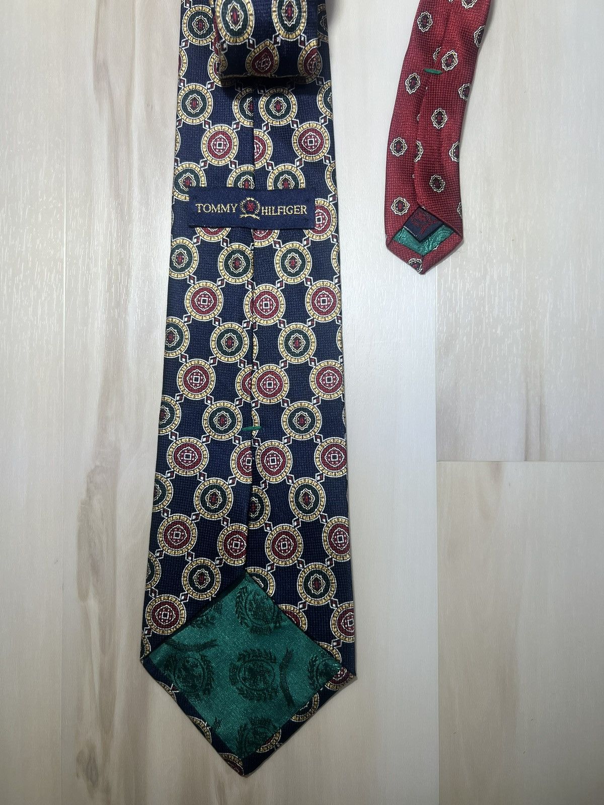 Designer × Tommy Hilfiger × Vintage Two Tommy Hilfiger 100% Italian Silk Tie Crest Logo Red blue Size ONE SIZE - 3 Thumbnail