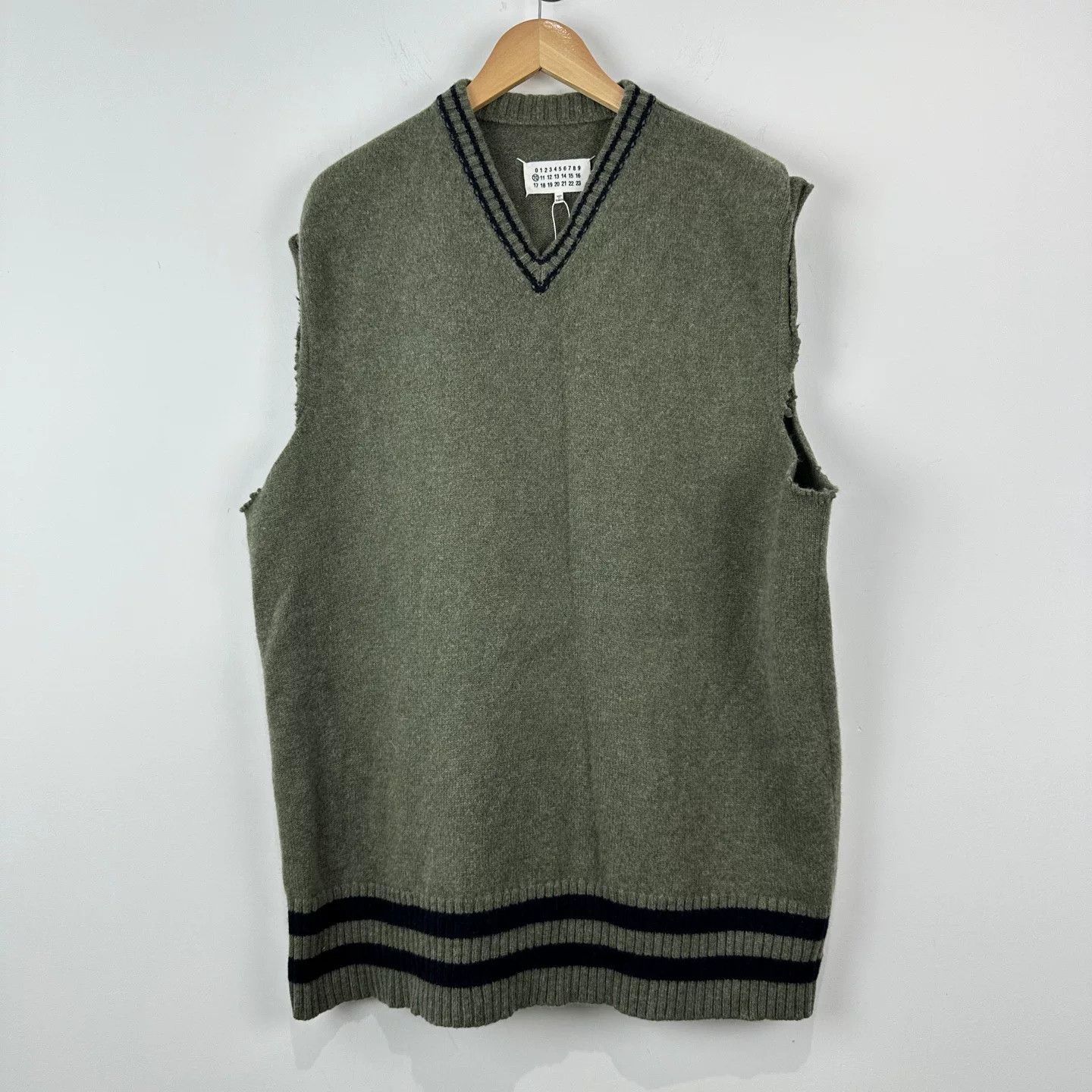 Maison Margiela Maison Margiela V-Neck Wool Vest Sweater Size US L / EU 52-54 / 3 - 1 Thumbnail