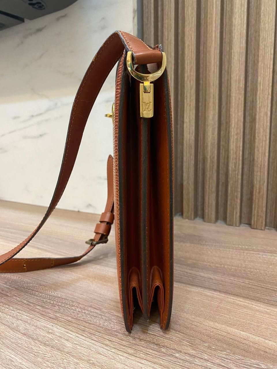 Louis Vuitton Louis Vuitton Epi Leather Capuchin Shoulder Bag Kenyan Brown Size ONE SIZE - 3 Thumbnail