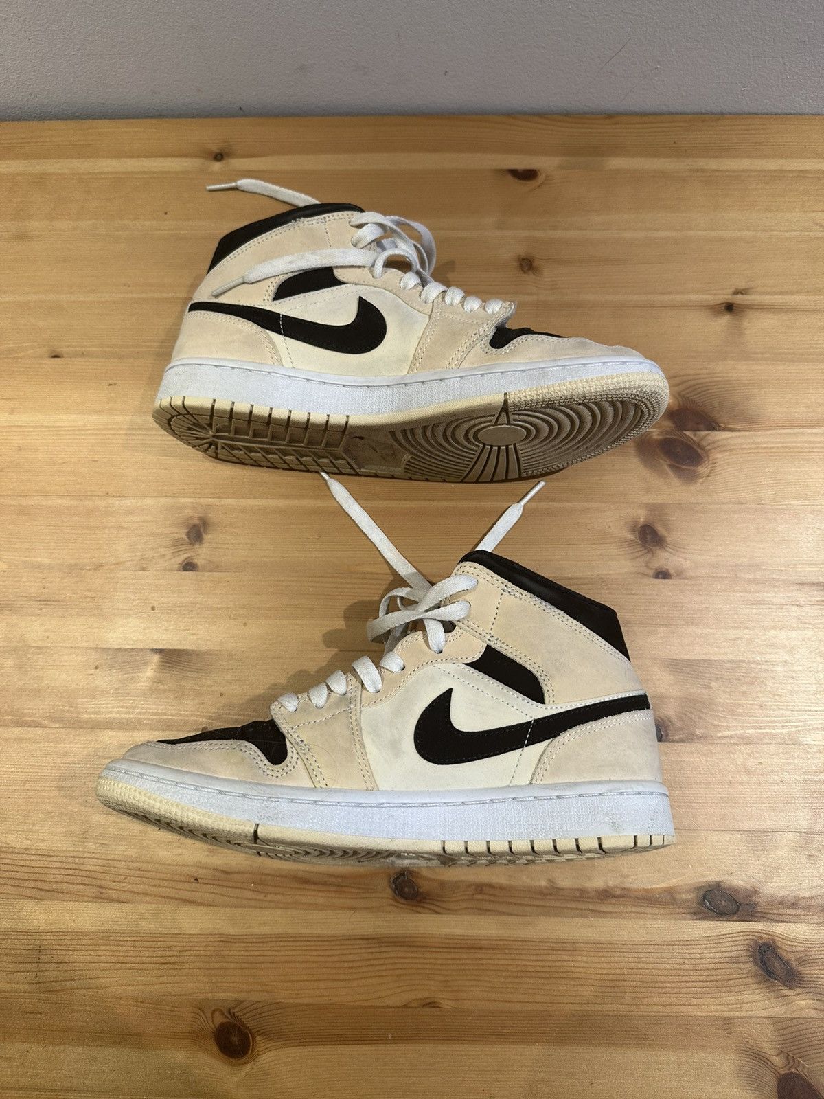 Jordan Brand × Nike Wmns Air Jordan 1 Mid 'Barely Orange' (Size 7.5) Size US 7.5 / IT 37.5 - 3 Thumbnail
