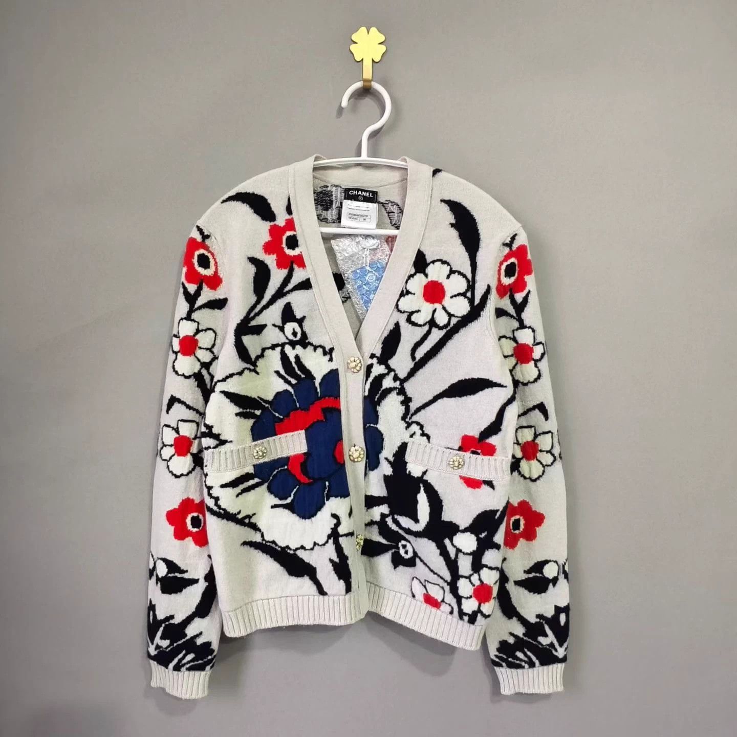 Chanel Chanel Resort Cashmere Cardi Pearl Camellia Button Size XS / US 0-2 / IT 36-38 - 1 Thumbnail