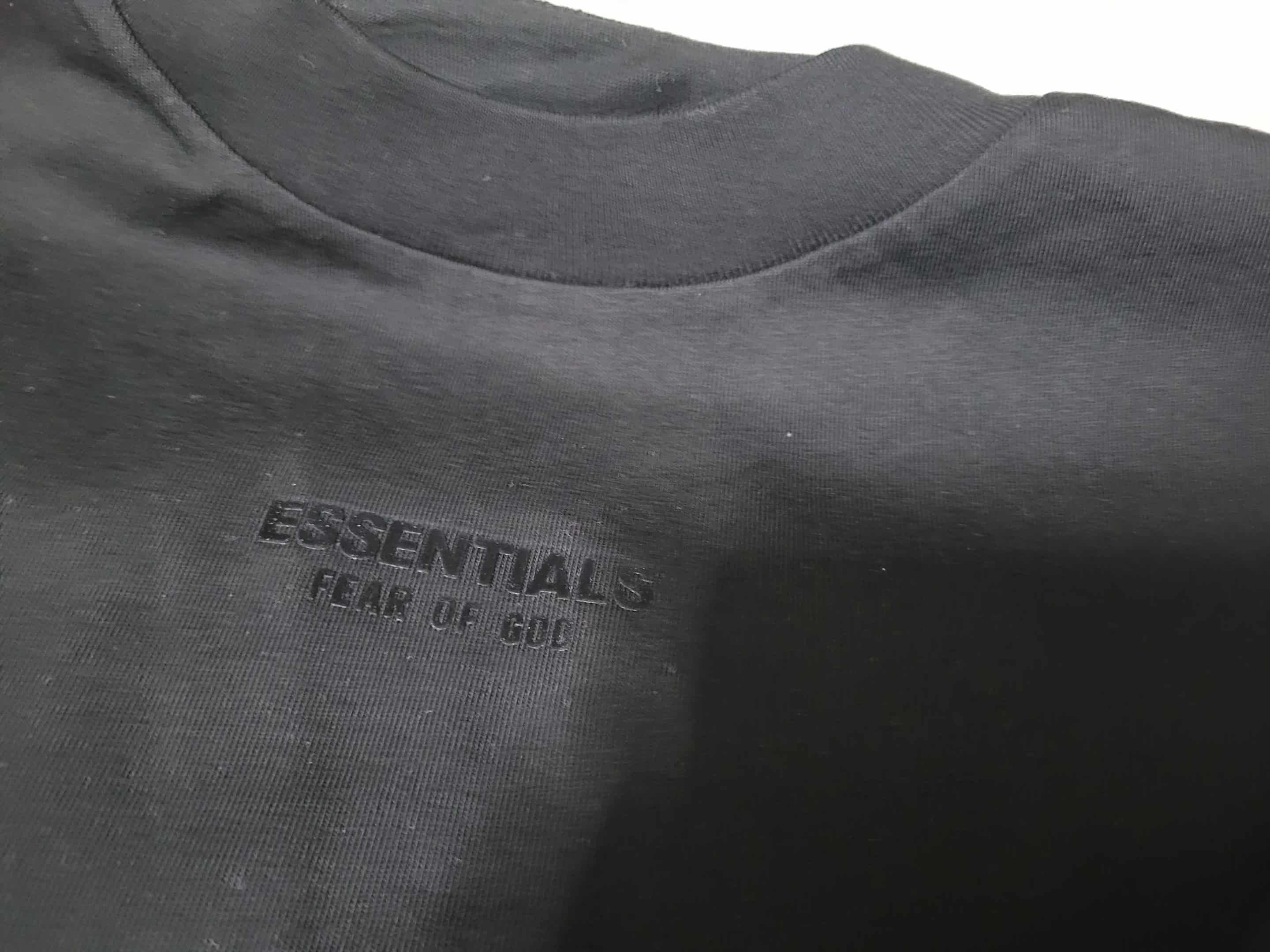 Fear of God sz L FOG Essentials Small Logo Tee Jet Black (FW23) Size US L / EU 52-54 / 3 - 5 Thumbnail