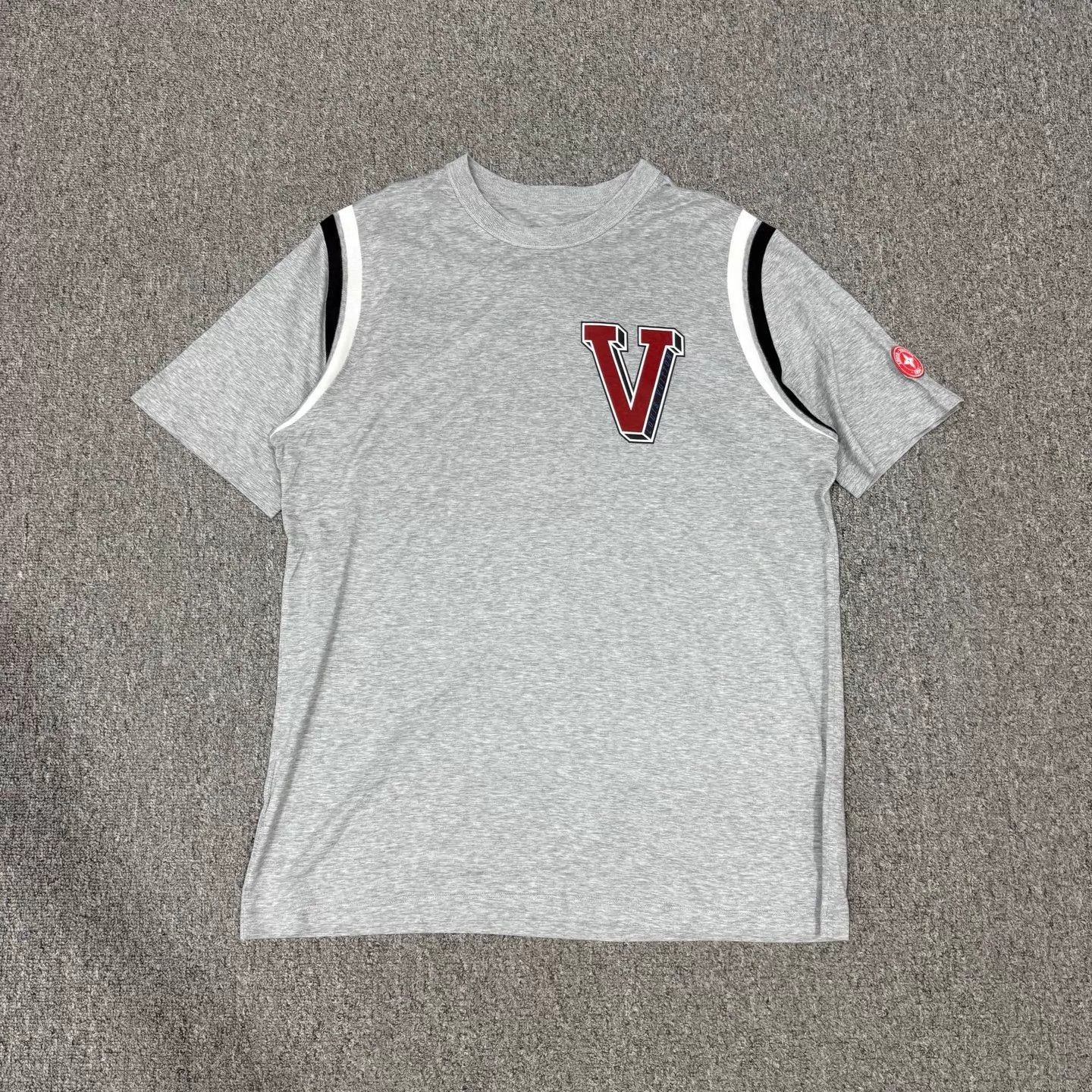 Louis Vuitton LV gray armband medal short sleeve tee XL 95 new Size XL / US 12-14 / IT 48-50 - 1 Thumbnail