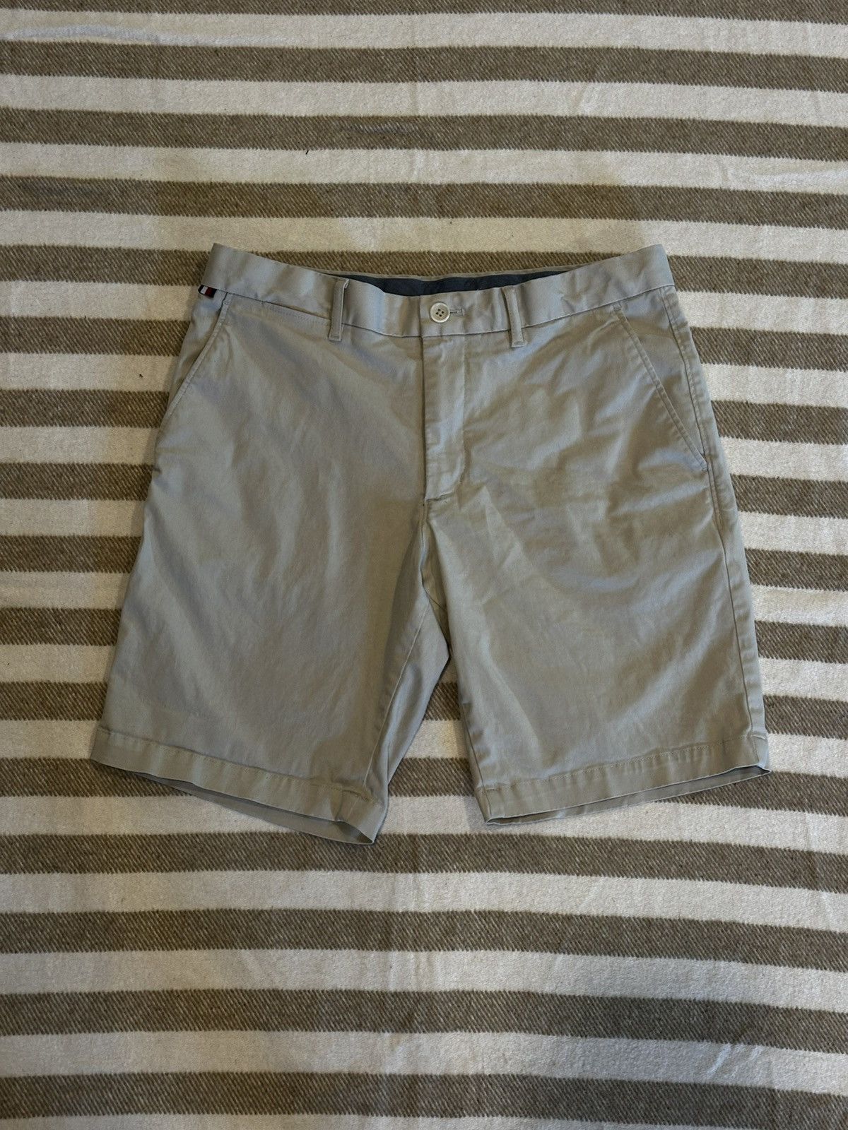 Tommy Hilfiger Tommy Hilfiger Chino Shorts Size US 32 / EU 48 - 1 Thumbnail
