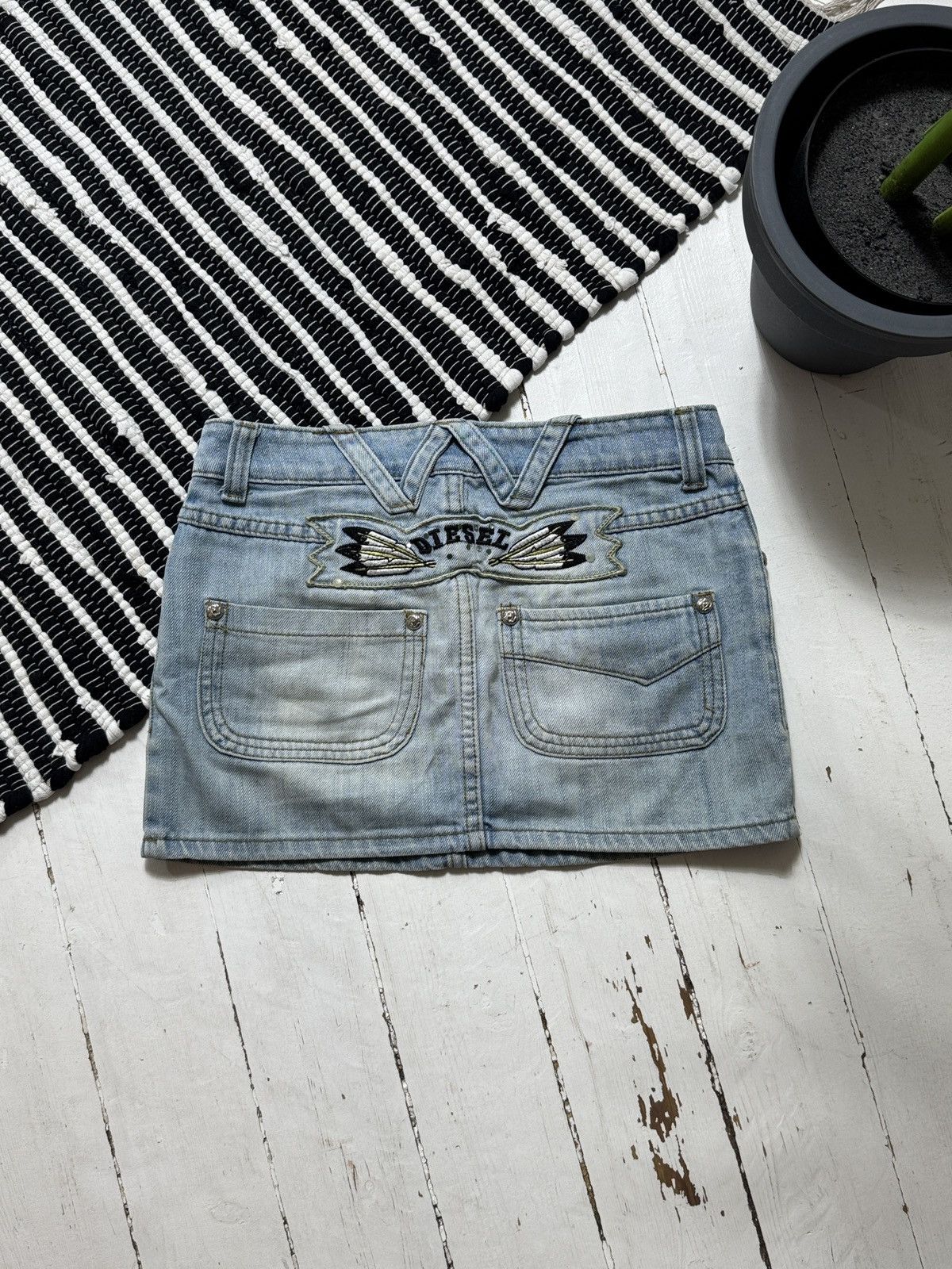 Diesel VINTAGE DIESEL 2000s BIG LOGO MINI DENIM SKIRT Size 26" / US 2 / IT 38 - 1 Thumbnail