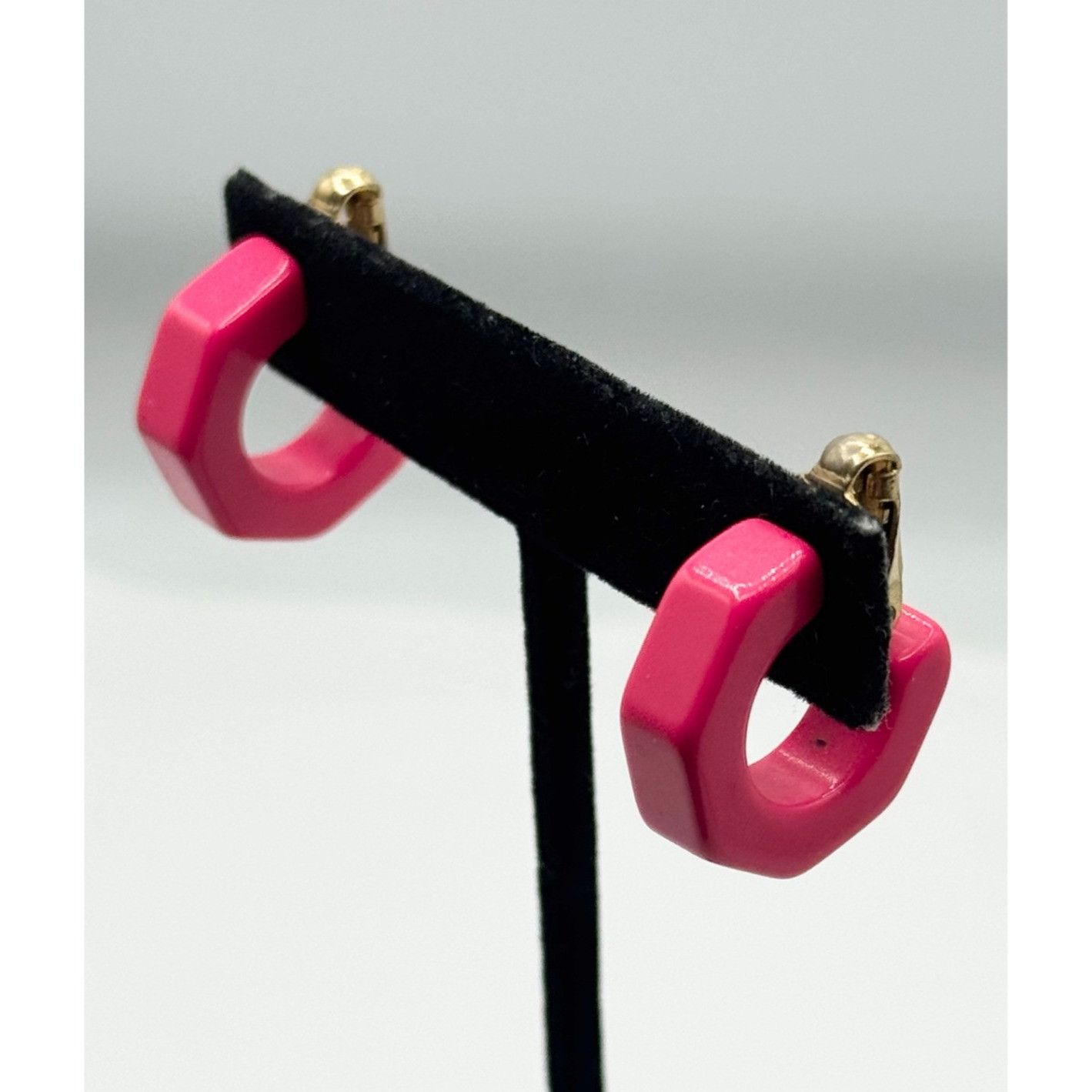 Vintage Vintage hot pink lucite hoop clip on earrings Size ONE SIZE - 1 Thumbnail