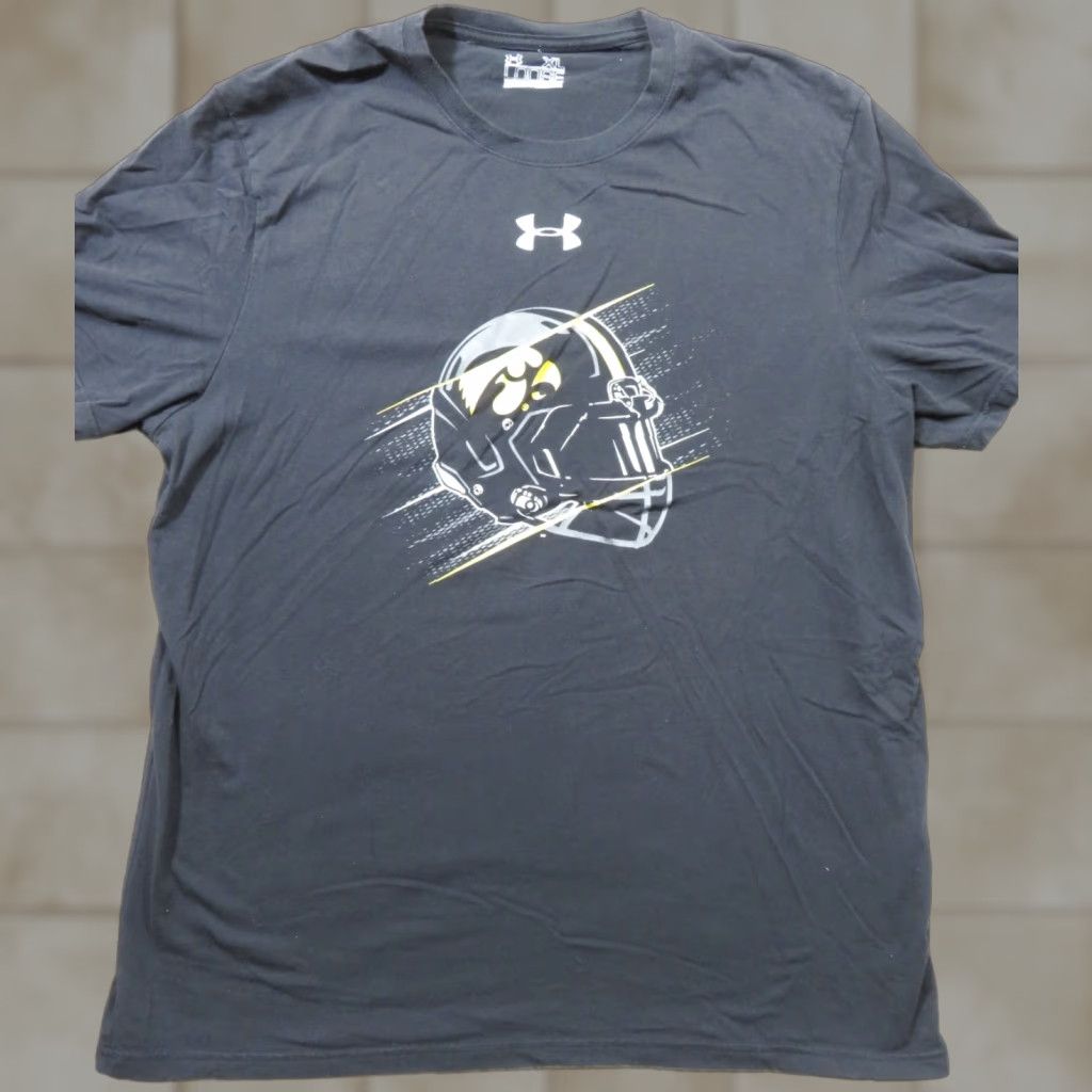 Under Armour VTG Iowa Hawkeys Football helmet Under Armour Loose fit T-Shirt Adult XL Size US XL / EU 56 / 4 - 1 Thumbnail