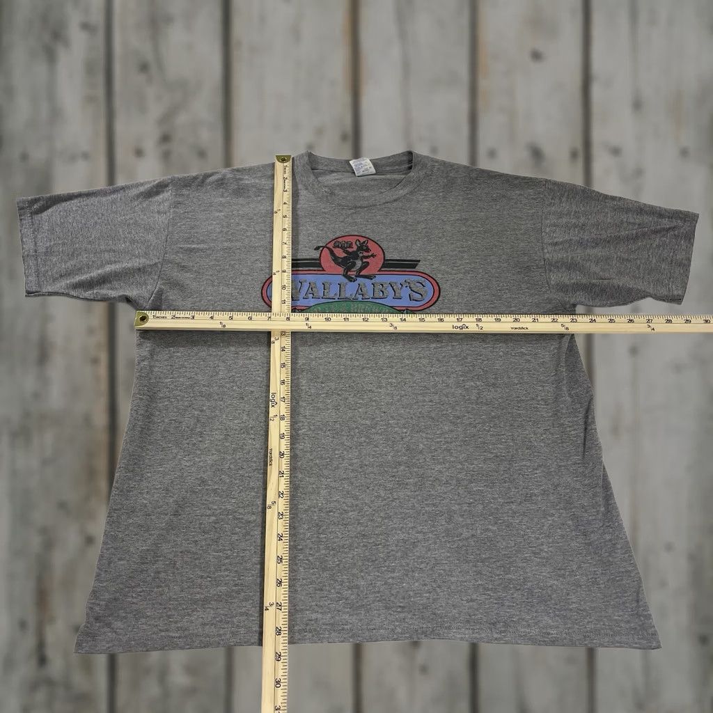 Jerzees VINTAGE Jerzees Wallaby's Grille & Brew Pub T-Shirt Kangaroo Graphic 90s USA Kansas XL Gray Cotton Logo Mens T-Shirt Size US XL / EU 56 / 4 - 1 Thumbnail