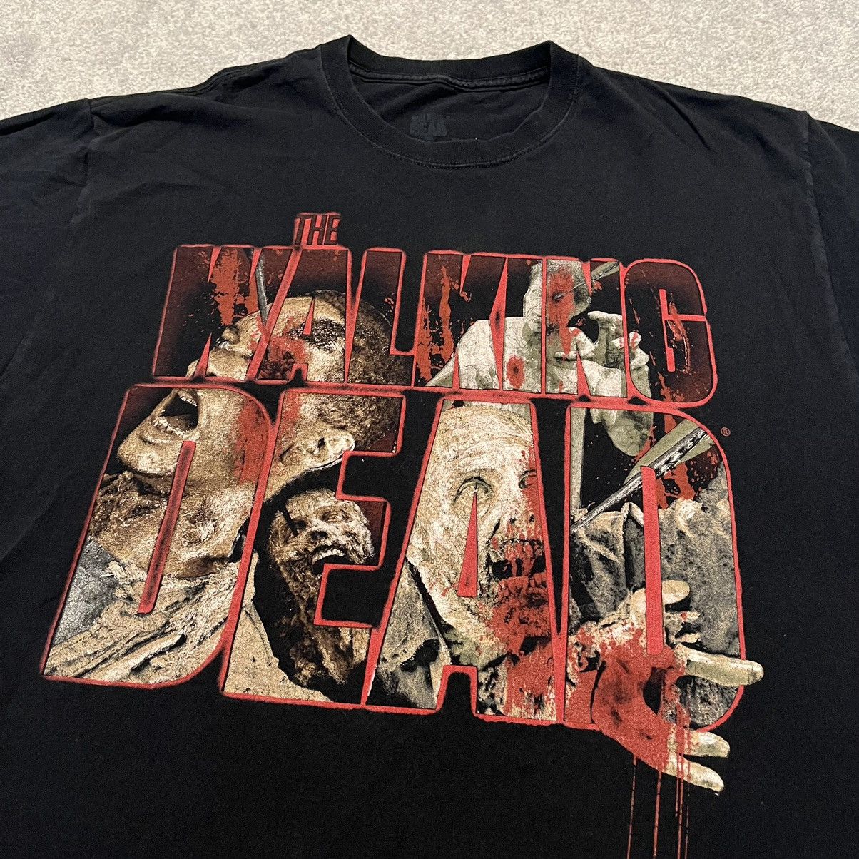Vintage Vintage 2000s The Walking Dead Reaching Walkers Graphic Tee Size US XL / EU 56 / 4 - 1 Thumbnail