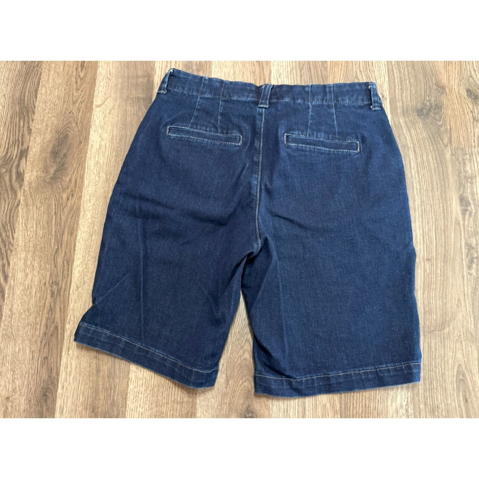 Lee Lee Shorts Women's Size 8 Medium Blue Denim Mid Rise Bermuda Casual Modern Regular Flat Front Button Size 30" / US 8 / IT 44 - 2 Thumbnail