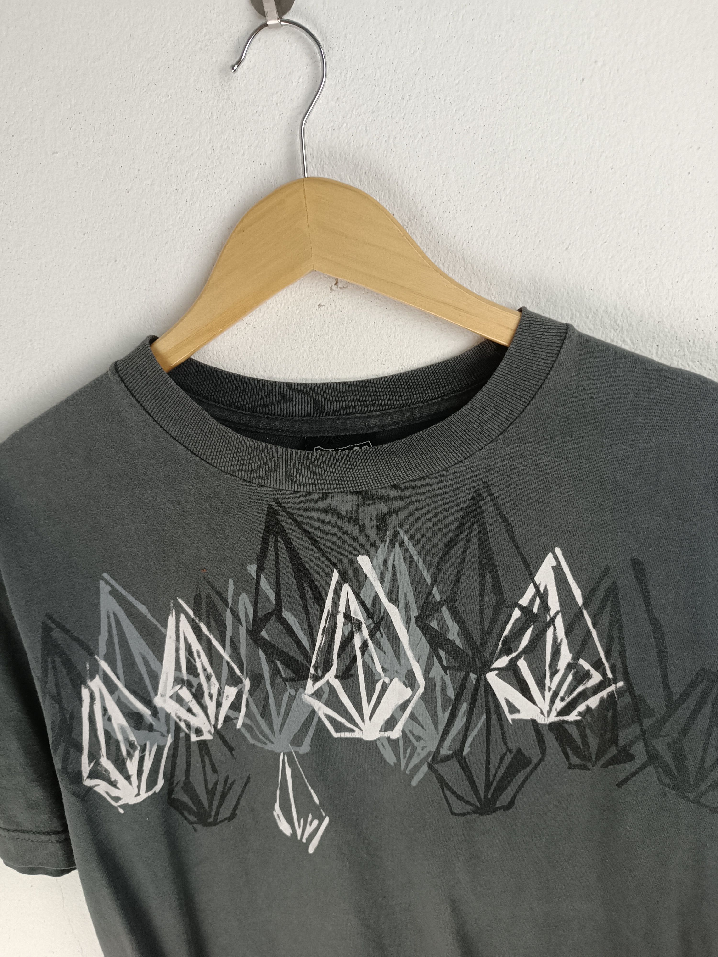 Vintage VINTAGE 2000s VOLCOM CLASSIC AOP SKATEBOARDING GRUNGE Y2K Ts Size US M / EU 48-50 / 2 - 9 Thumbnail