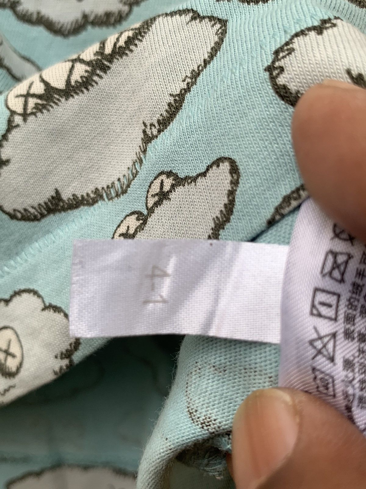 Kaws × Uniqlo Uniqlo x Kaws Cloud T shirt Size US L / EU 52-54 / 3 - 16 Thumbnail