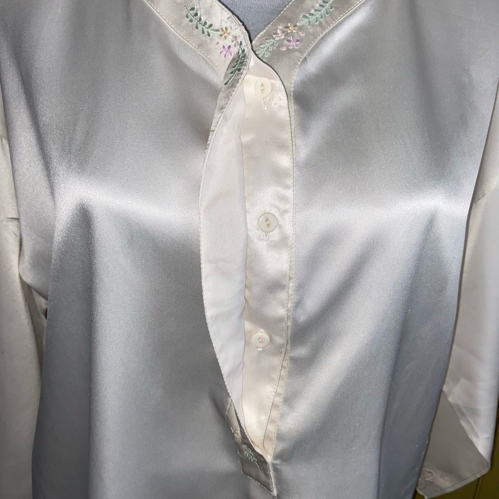 Other Henri Pierre women L V-cut button front satin Longsleeve nig Size ONE SIZE - 3 Thumbnail