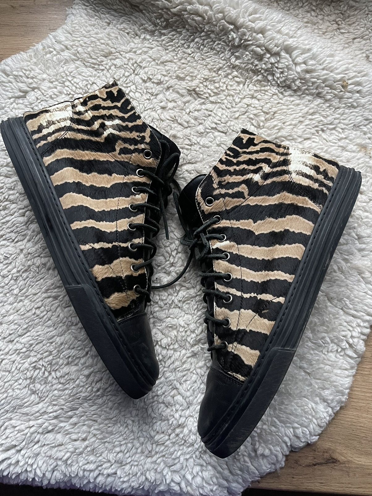 Gucci Gucci pony hair leather tiger print hi top sneakers Size US 9 / EU 42 - 2 Thumbnail