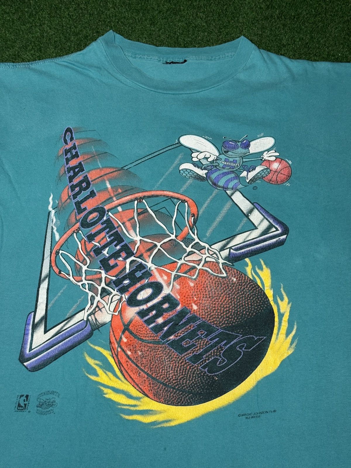 Vintage Vtg 90s Charlotte Hornets Magic Johnson Nutmeg Dunk T Shirt Size US XL / EU 56 / 4 - 2 Thumbnail